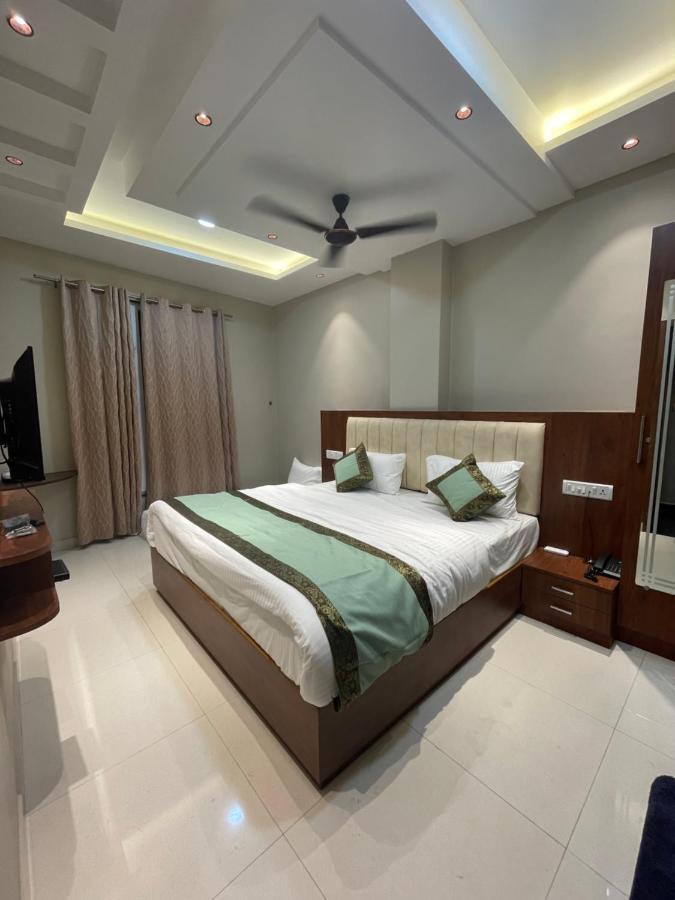 Vishwanath Hotel *