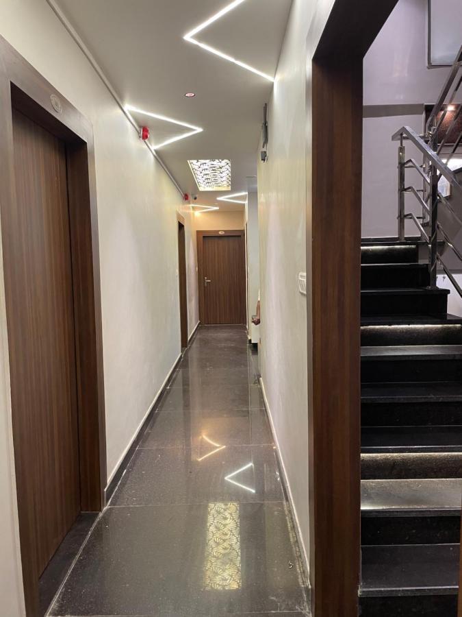 Vishwanath Hotel *