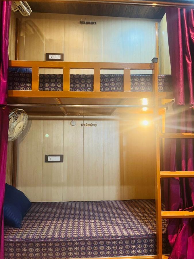 Capsule hotel Maa Gayatri