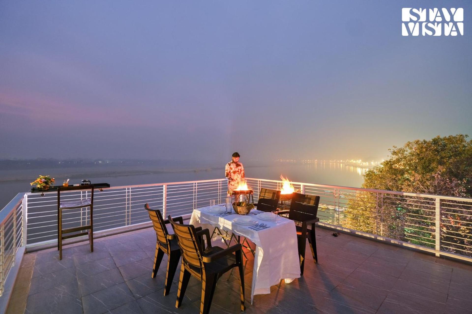 Villa Stayvista At The Ganga House - Holy River Varanasi