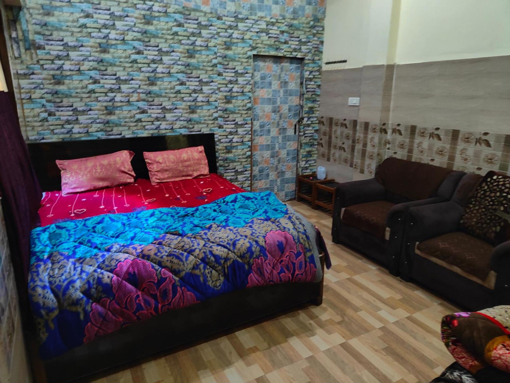 Kashi Guest house *