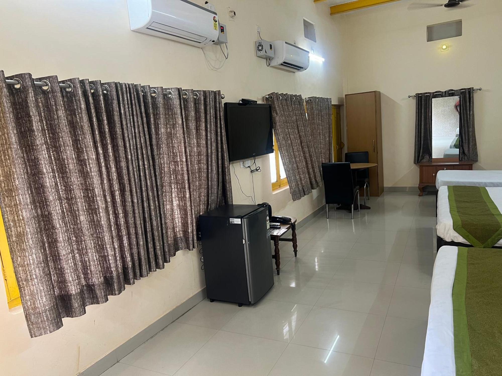 Utsav Grand Hotel 3*