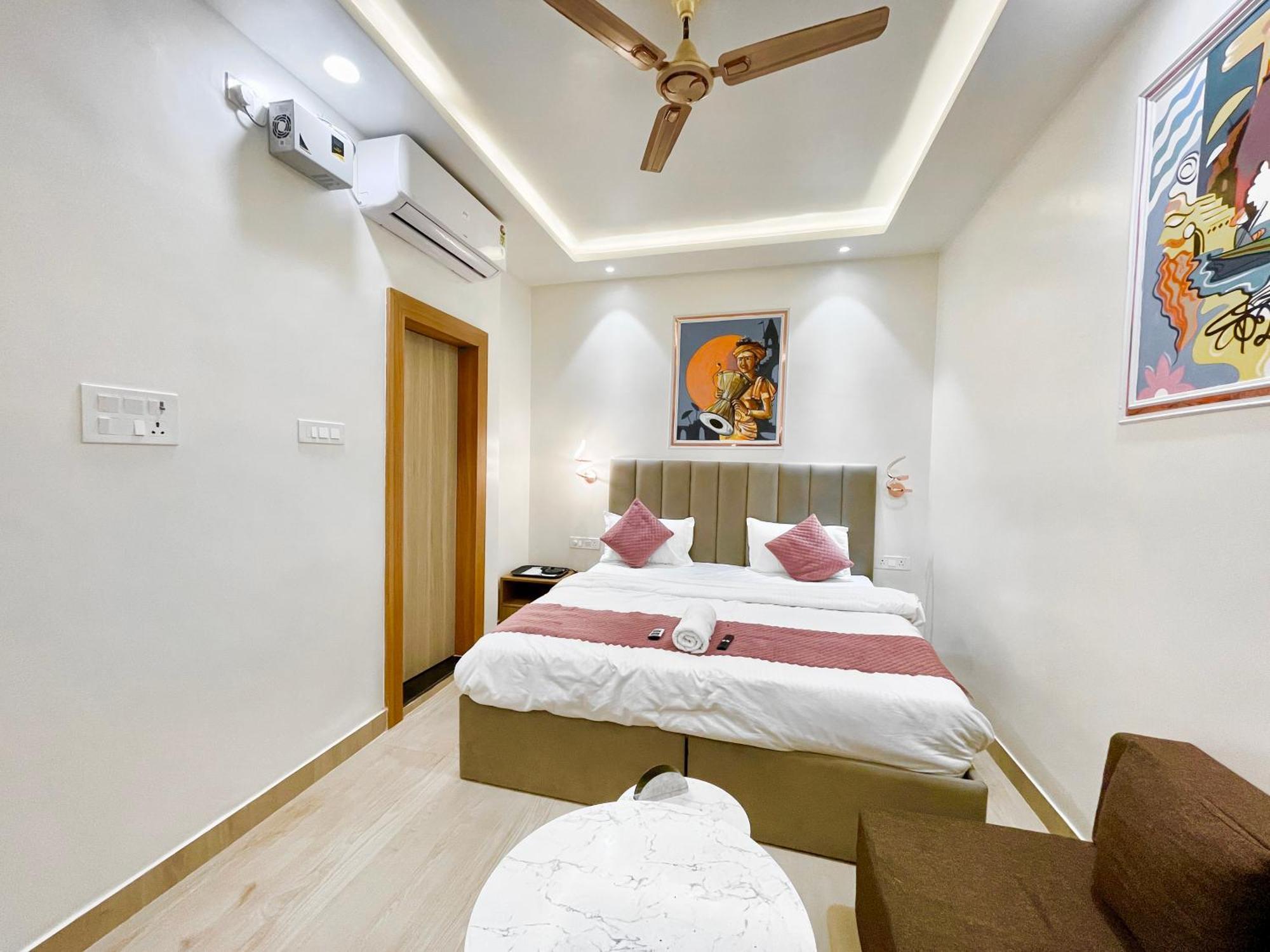 The Banaras ! होटल द बनारस स्टे, பனாரஸ் தங்கும் ஹோட்டல்f, Air-conditioned With Off Site Parking Availability, Near Kashi Vishwanath Temple, And Ganga Ghat Varanasi