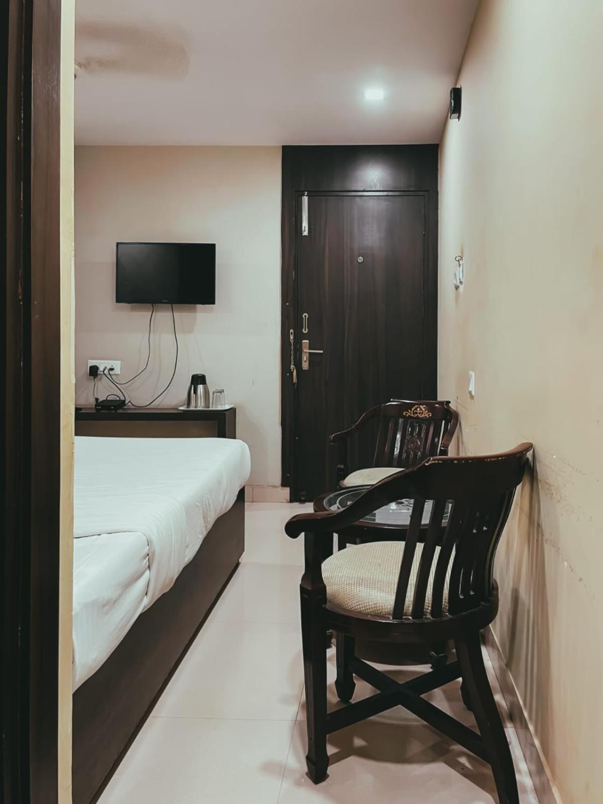 S L E Residency Hotel 2*