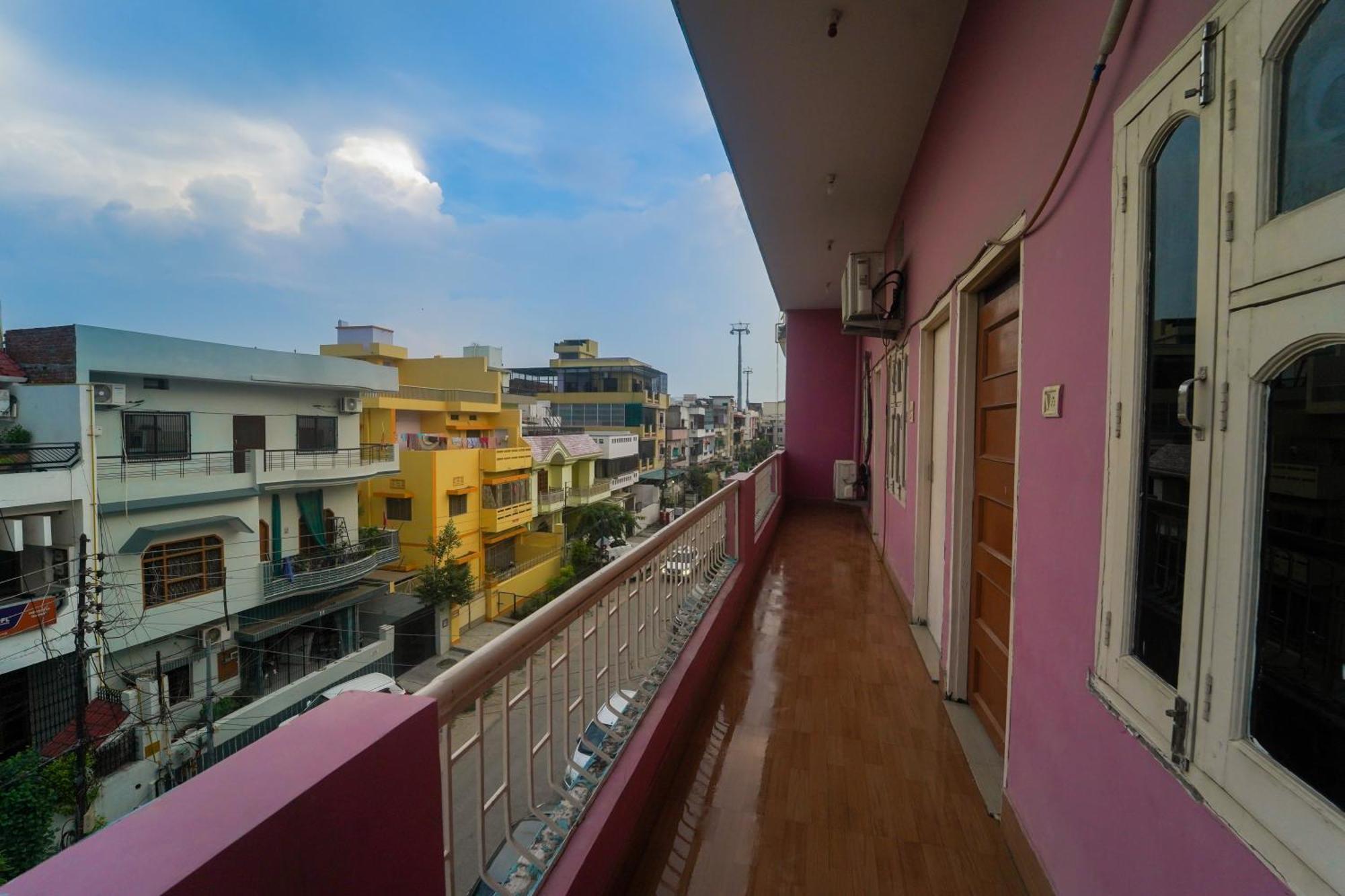 Apartment Rk 3 Bedroom With Kitchen And Balcony Varanasi