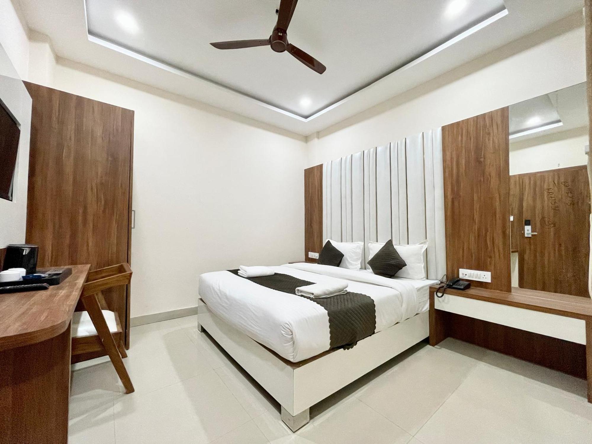 Hotel Srk ! ! Fully-air-conditioned At Prime Location With Lift-wifi-restaurant Availability, Near Kashi Vishwanath Temple, And Ganga Ghat, Luxurious Varanasi