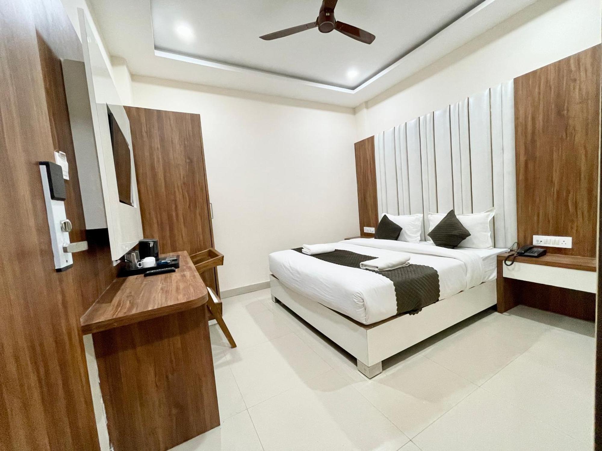Srk ! ! Fully-air-conditioned At Prime Location With Lift-wifi-restaurant Availability, Near Kashi Vishwanath Temple, And Ganga Ghat, Luxurious 4* Varanasi