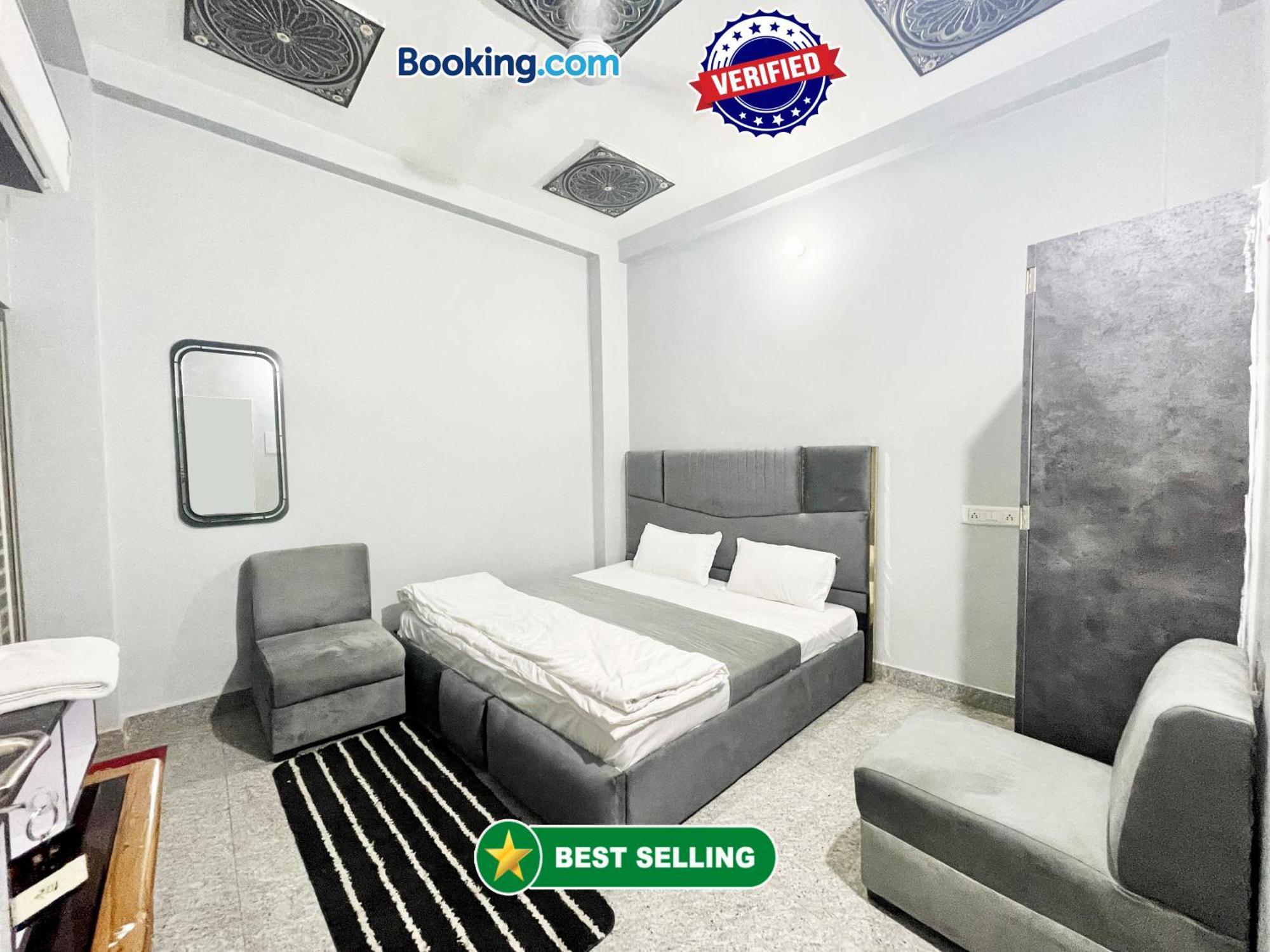 Pgh, ! Fully-air-conditioned At Prime Location With Wifi- Availablity, Near Kashi Vishwanath Temple And Ganga Ghat, Luxurious 4* Varanasi