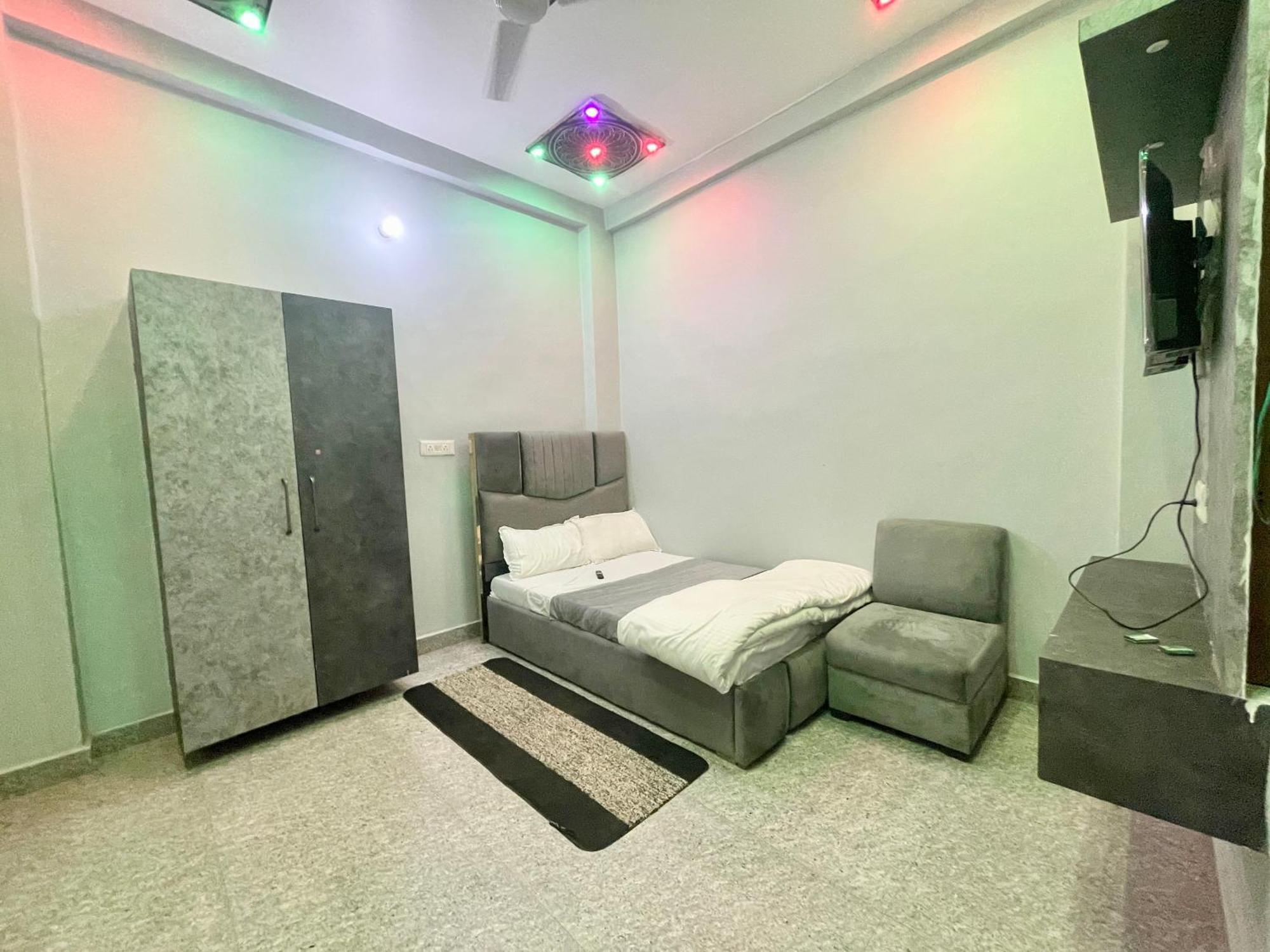 Pgh, ! Fully-air-conditioned At Prime Location With Wifi- Availablity, Near Kashi Vishwanath Temple And Ganga Ghat, Luxurious Hotel