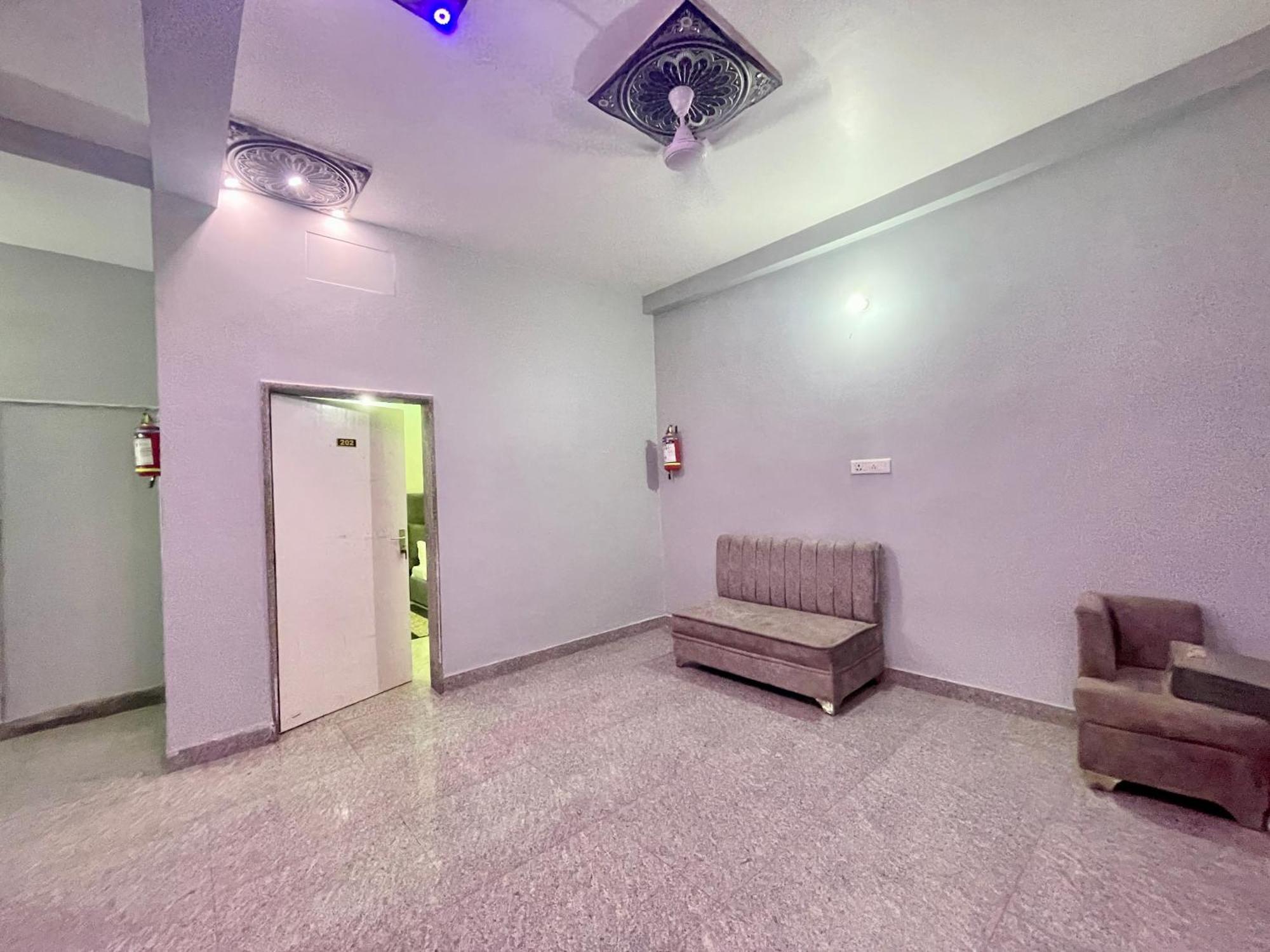 Hotel Pgh, ! Fully-air-conditioned At Prime Location With Wifi- Availablity, Near Kashi Vishwanath Temple And Ganga Ghat, Luxurious 4*