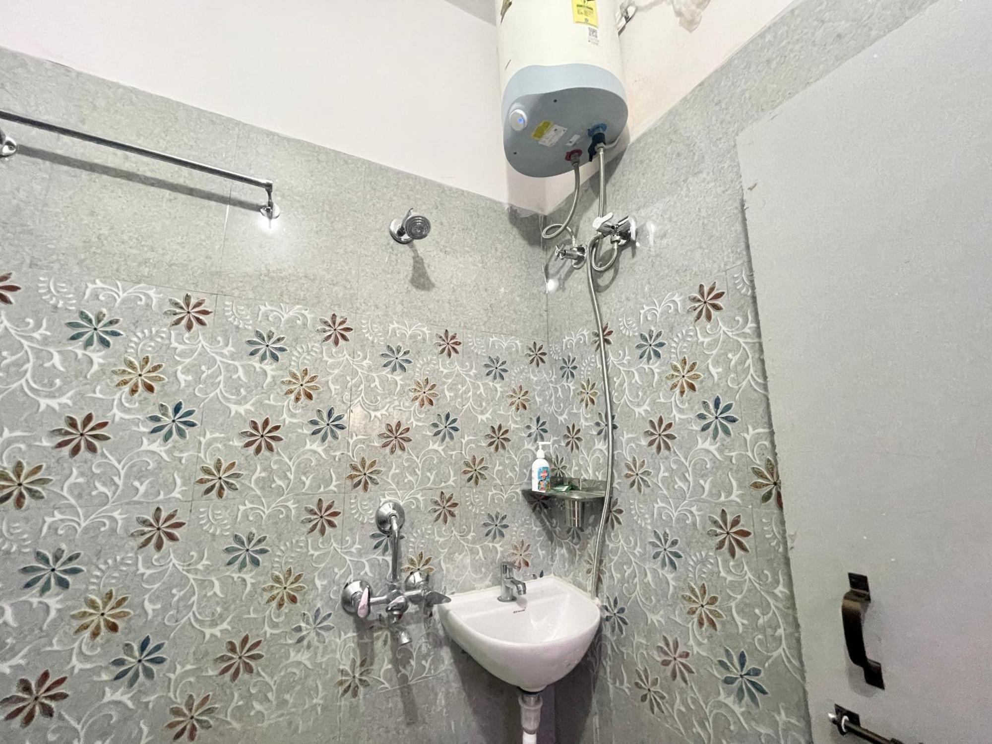 Pgh, ! Fully-air-conditioned At Prime Location With Wifi- Availablity, Near Kashi Vishwanath Temple And Ganga Ghat, Luxurious