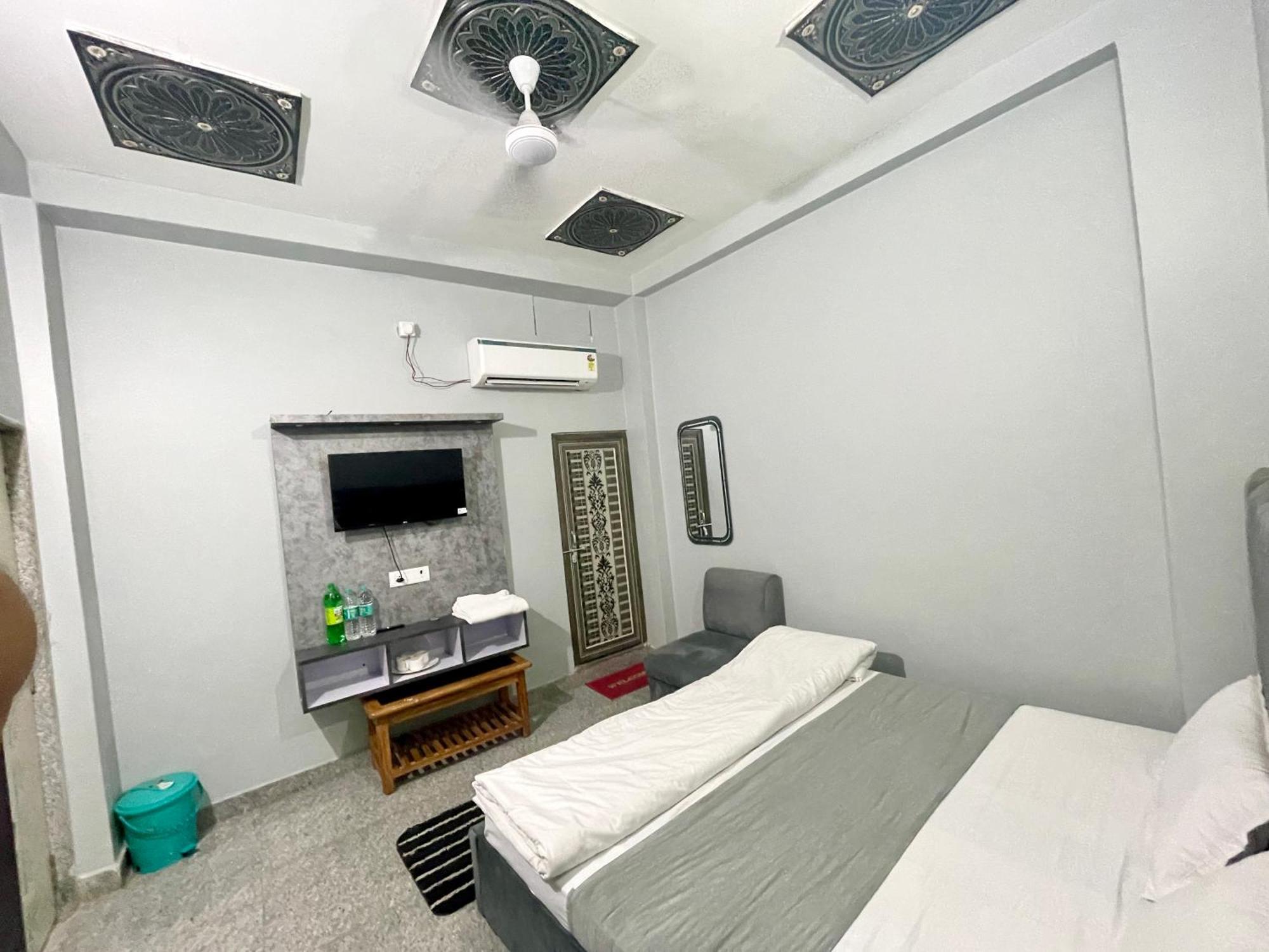 Pgh, ! Fully-air-conditioned At Prime Location With Wifi- Availablity, Near Kashi Vishwanath Temple And Ganga Ghat, Luxurious