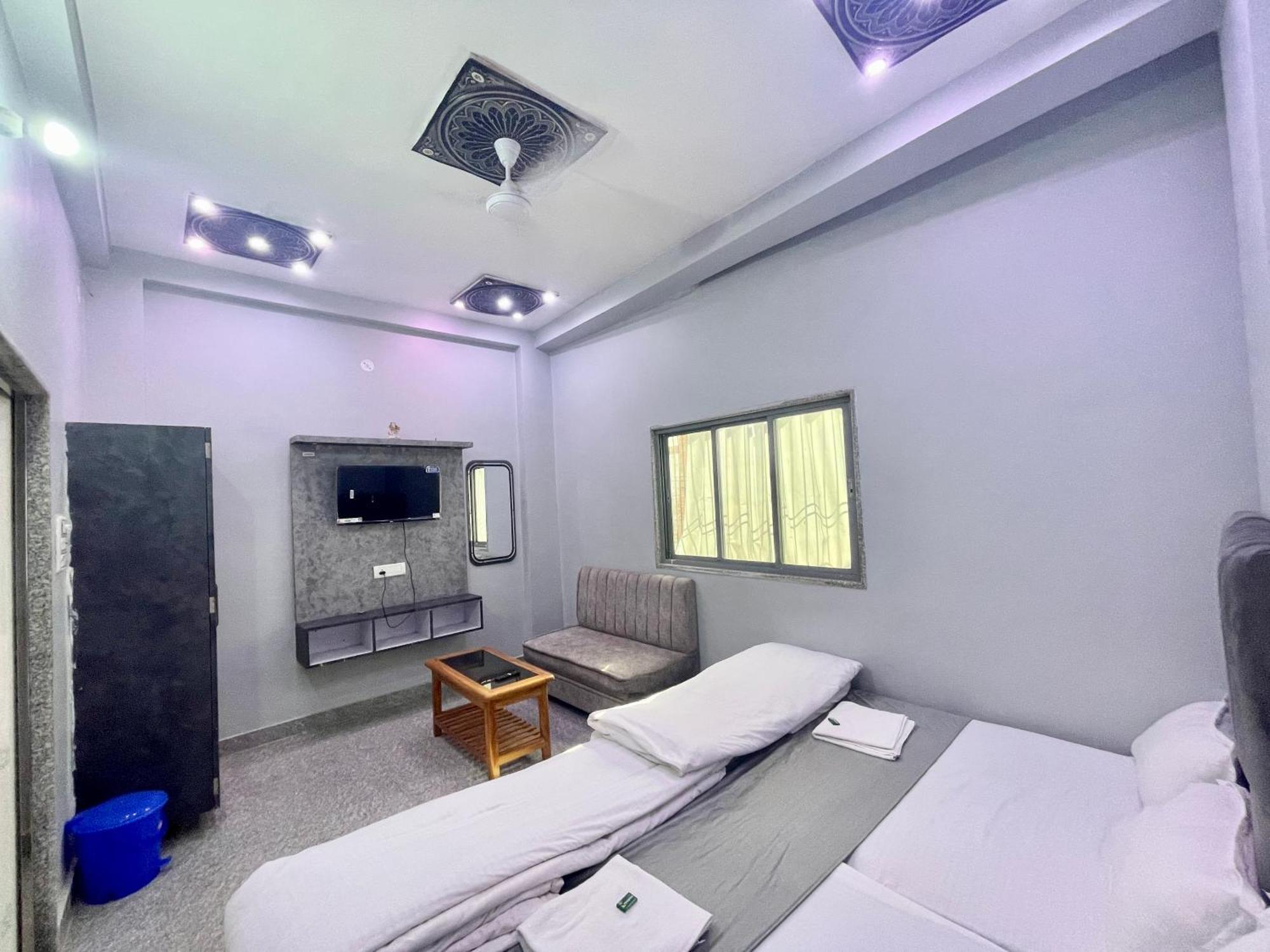 Pgh, ! Fully-air-conditioned At Prime Location With Wifi- Availablity, Near Kashi Vishwanath Temple And Ganga Ghat, Luxurious Hotel 4*