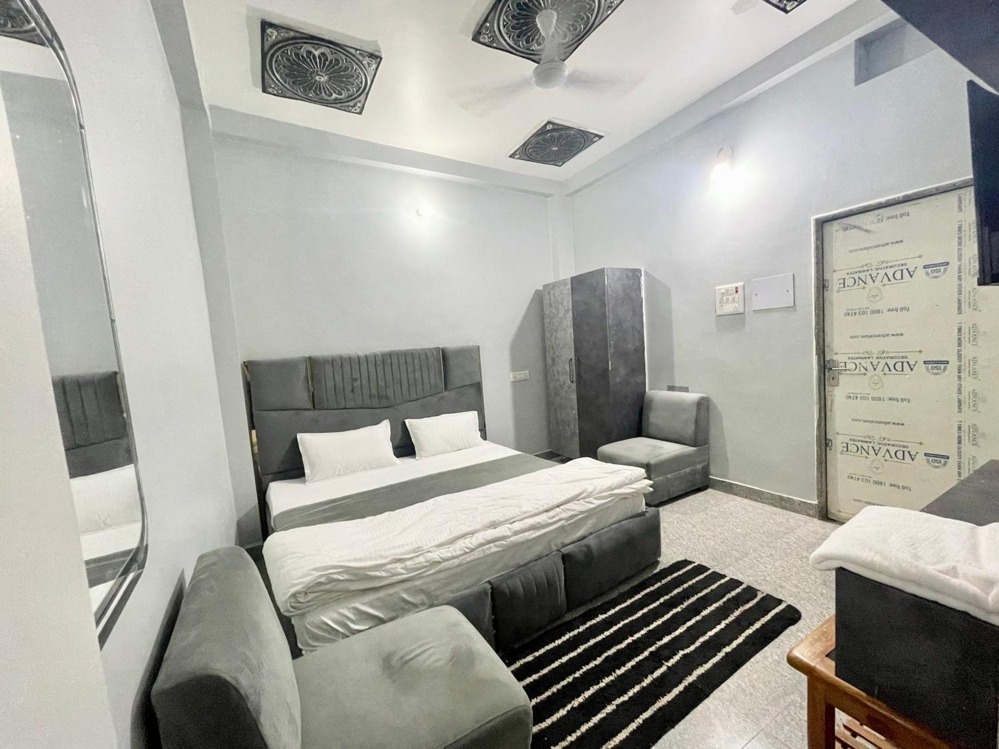 Hotel Pgh, ! Fully-air-conditioned At Prime Location With Wifi- Availablity, Near Kashi Vishwanath Temple And Ganga Ghat, Luxurious 4*