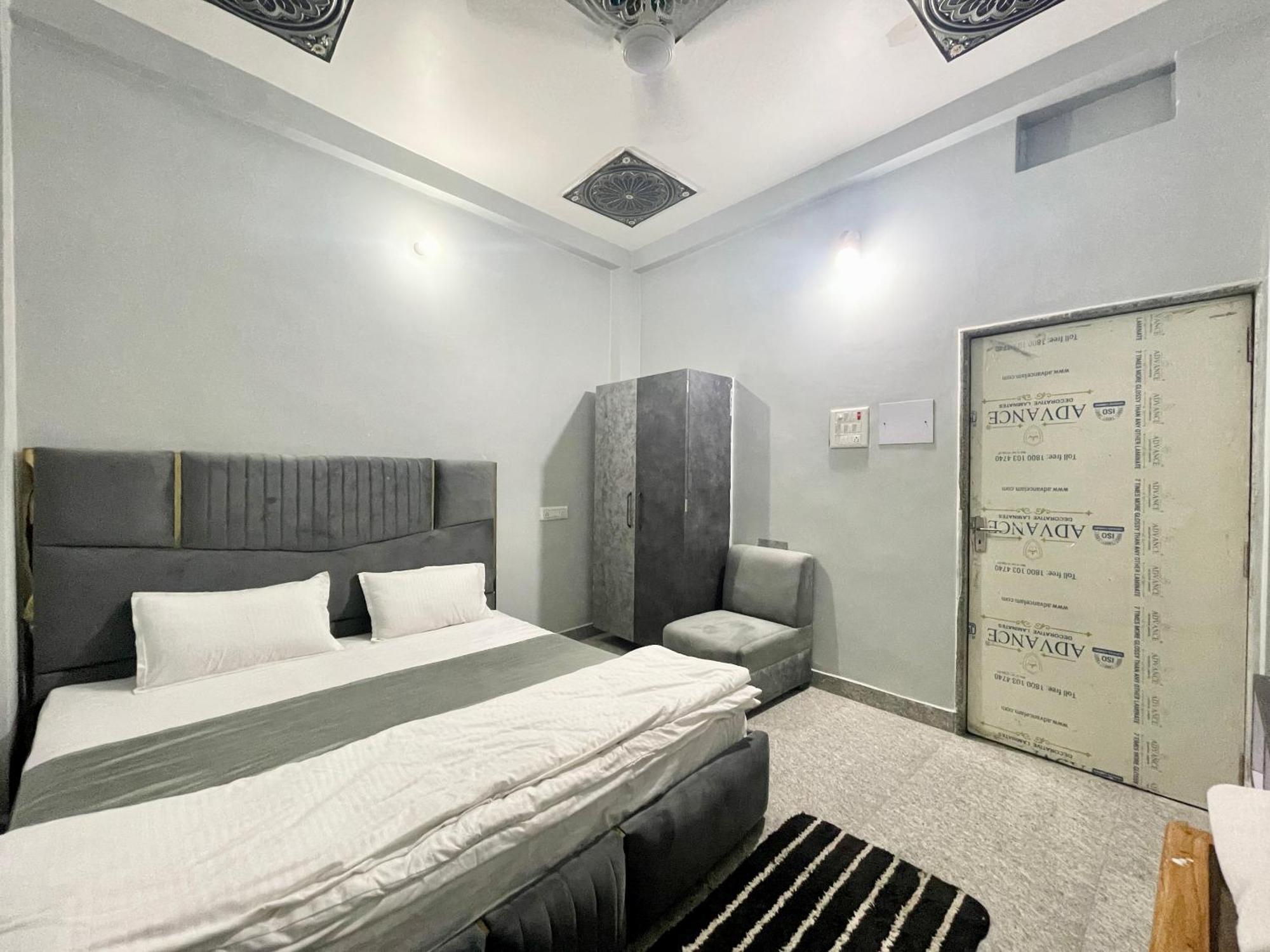 Pgh, ! Fully-air-conditioned At Prime Location With Wifi- Availablity, Near Kashi Vishwanath Temple And Ganga Ghat, Luxurious 4*