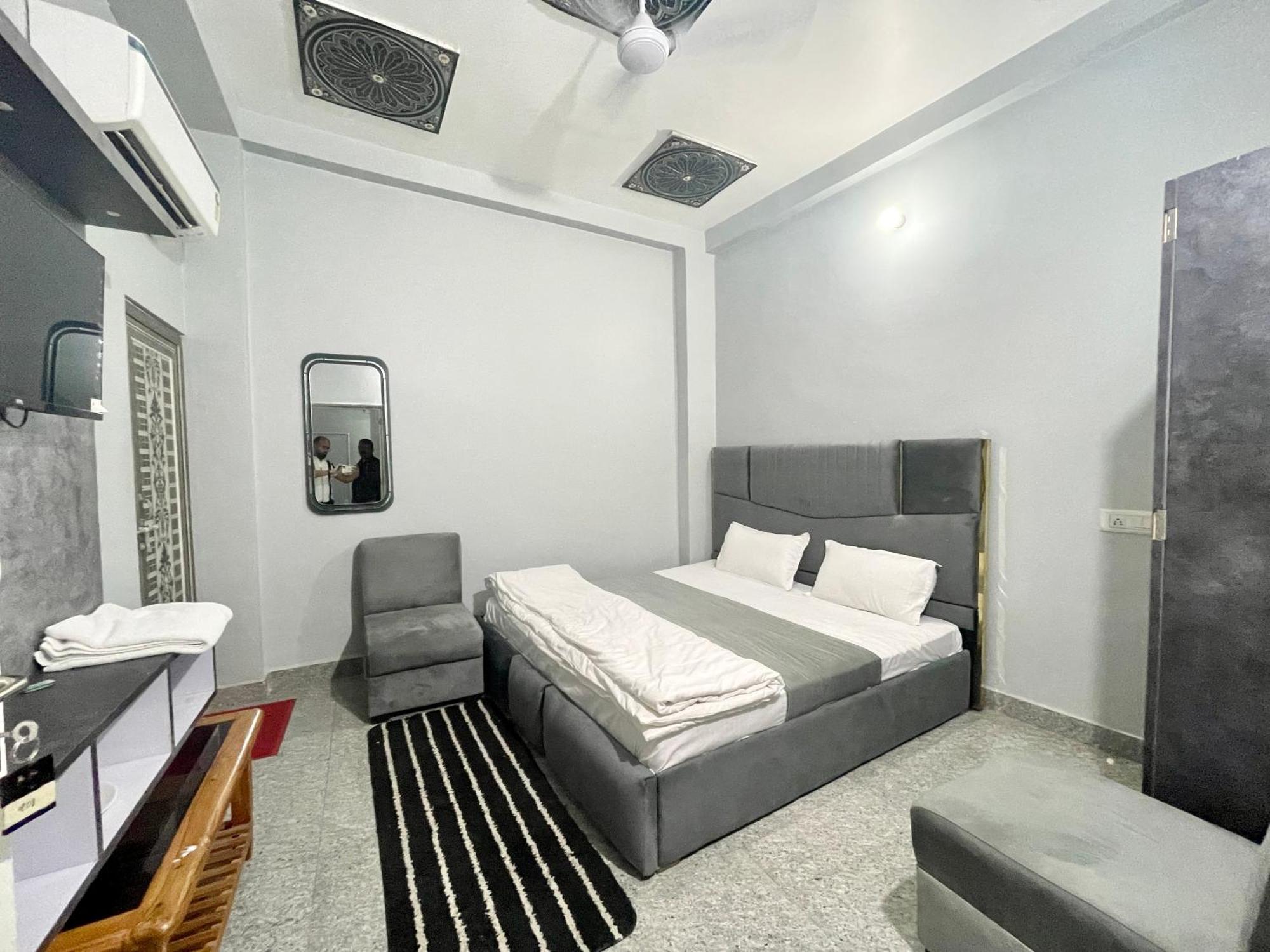 Pgh, ! Fully-air-conditioned At Prime Location With Wifi- Availablity, Near Kashi Vishwanath Temple And Ganga Ghat, Luxurious