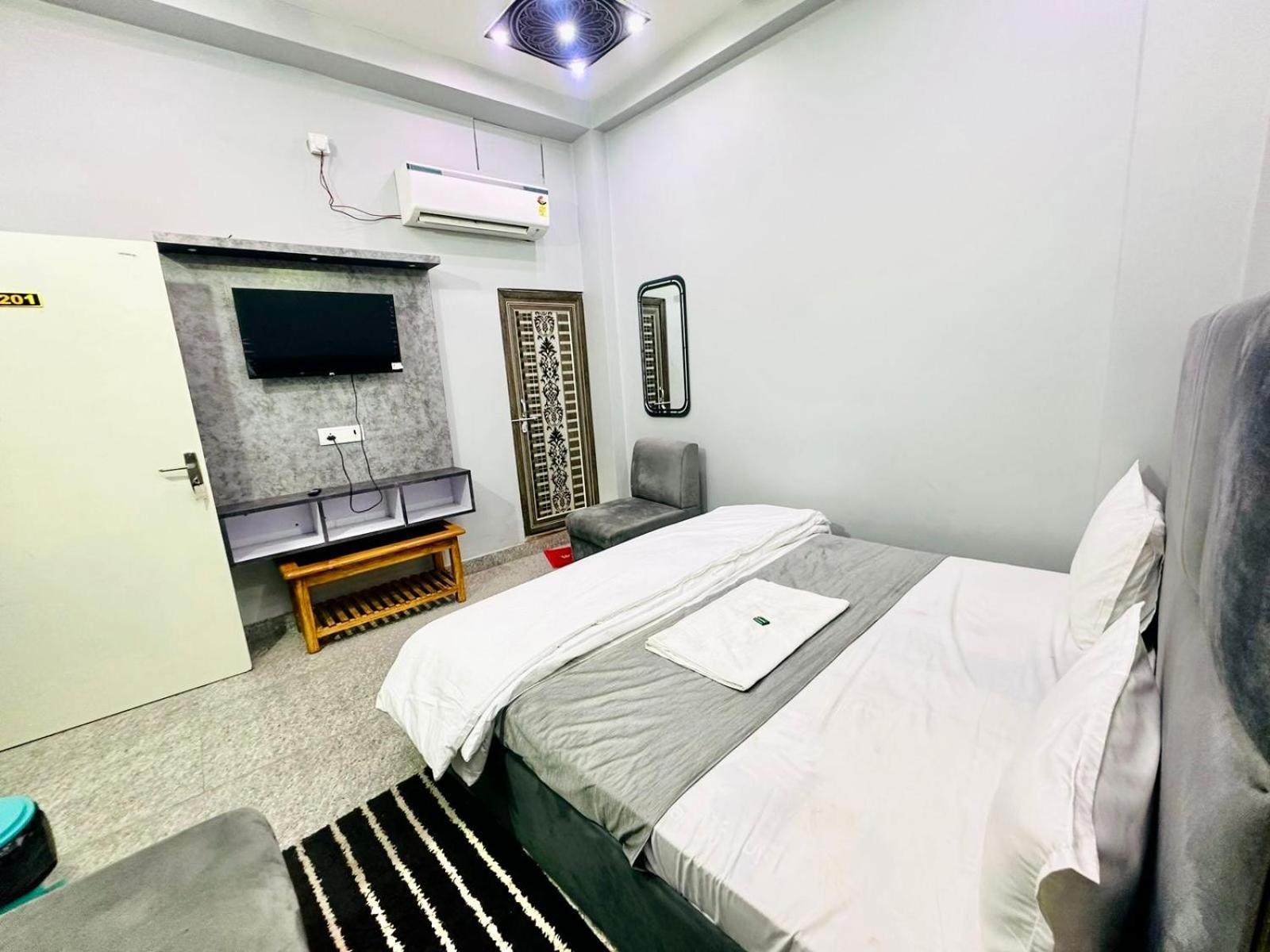 Pgh, ! Fully-air-conditioned At Prime Location With Wifi- Availablity, Near Kashi Vishwanath Temple And Ganga Ghat, Luxurious 4* Varanasi