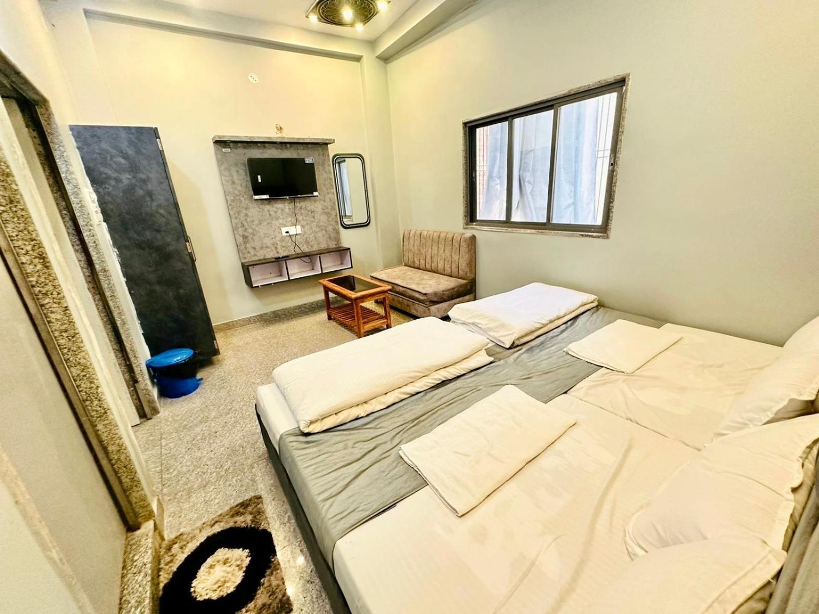 Pgh, ! Fully-air-conditioned At Prime Location With Wifi- Availablity, Near Kashi Vishwanath Temple And Ganga Ghat, Luxurious