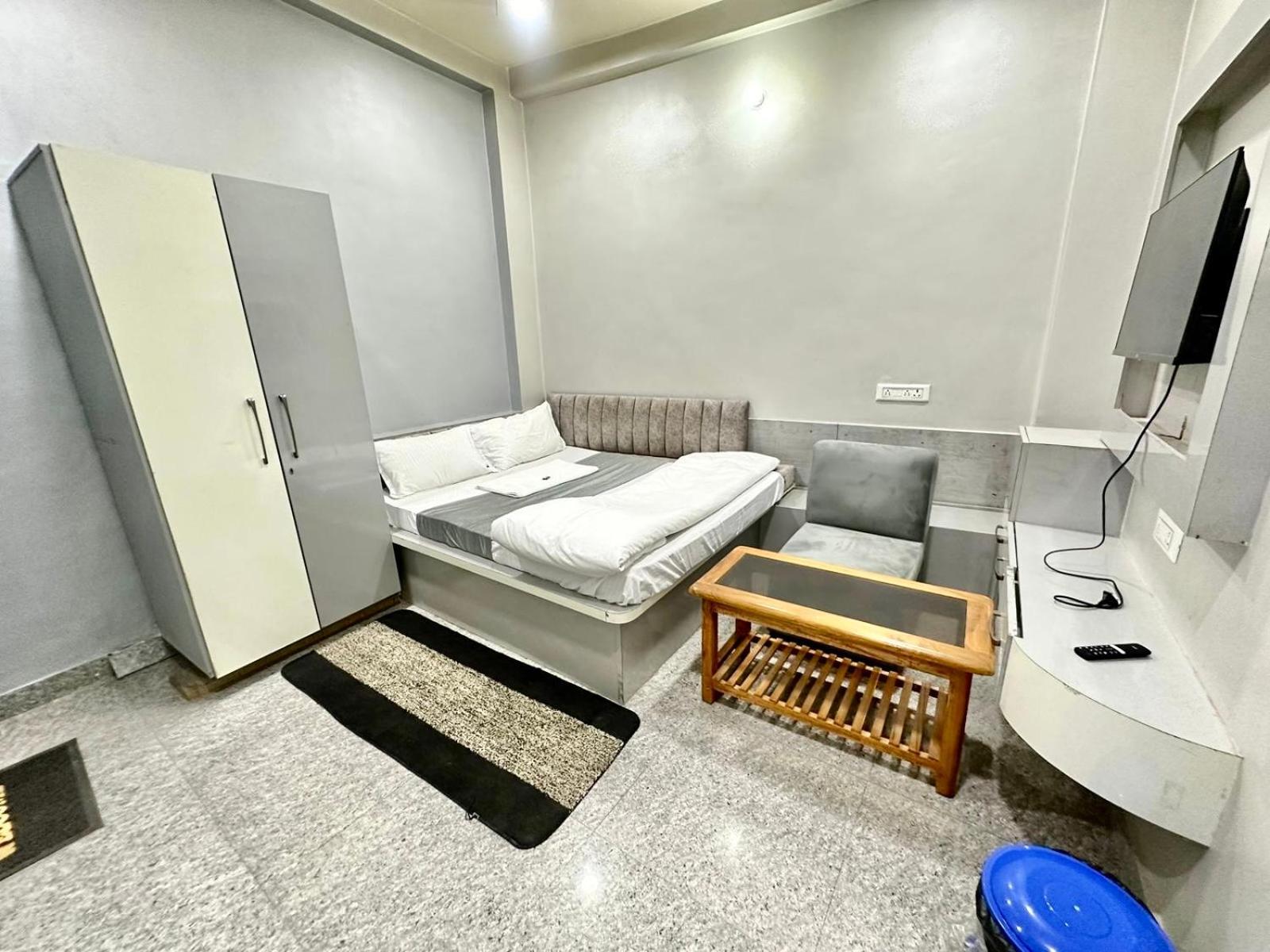Hotel Pgh, ! Fully-air-conditioned At Prime Location With Wifi- Availablity, Near Kashi Vishwanath Temple And Ganga Ghat, Luxurious 4*