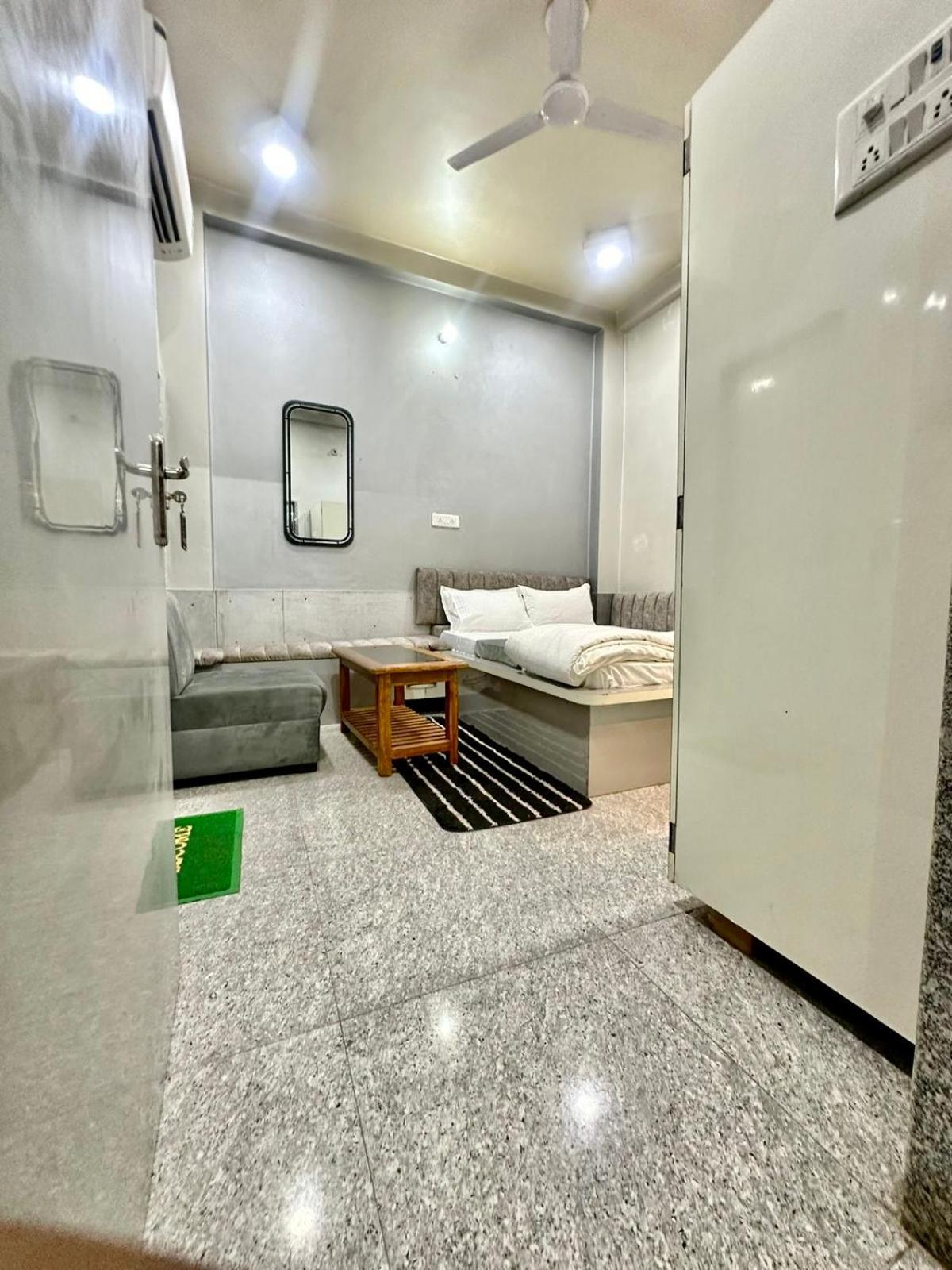 Hotel Pgh, ! Fully-air-conditioned At Prime Location With Wifi- Availablity, Near Kashi Vishwanath Temple And Ganga Ghat, Luxurious Varanasi