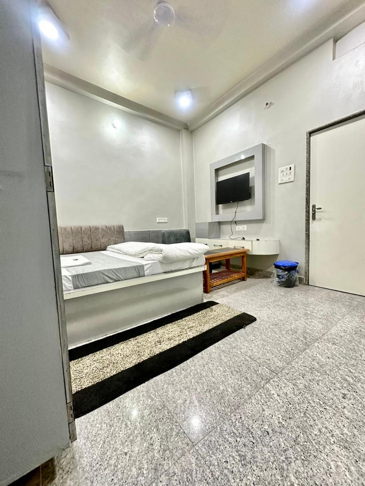 Pgh, ! Fully-air-conditioned At Prime Location With Wifi- Availablity, Near Kashi Vishwanath Temple And Ganga Ghat, Luxurious Hotel Varanasi