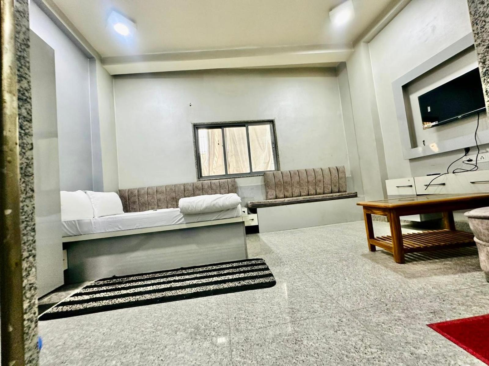 Hotel Pgh, ! Fully-air-conditioned At Prime Location With Wifi- Availablity, Near Kashi Vishwanath Temple And Ganga Ghat, Luxurious