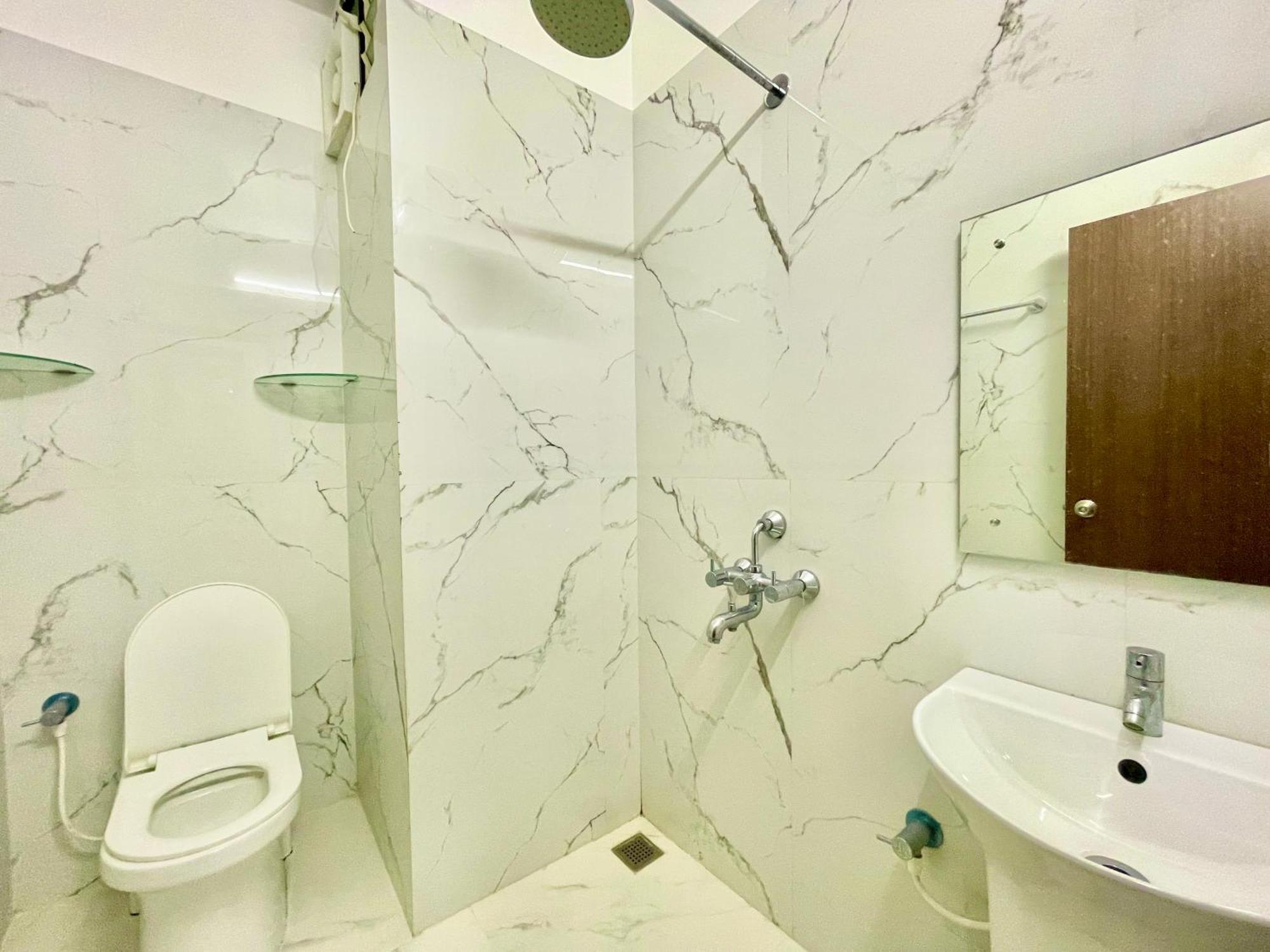 Pgh, ! Fully-air-conditioned At Prime Location With Wifi- Availablity, Near Kashi Vishwanath Temple And Ganga Ghat, Luxurious
