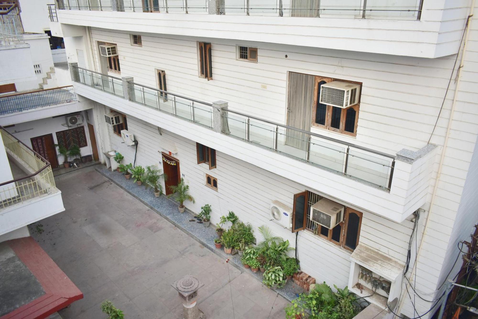 Hotel Kashi - Ratan Near Kashi Vishwanath Temple