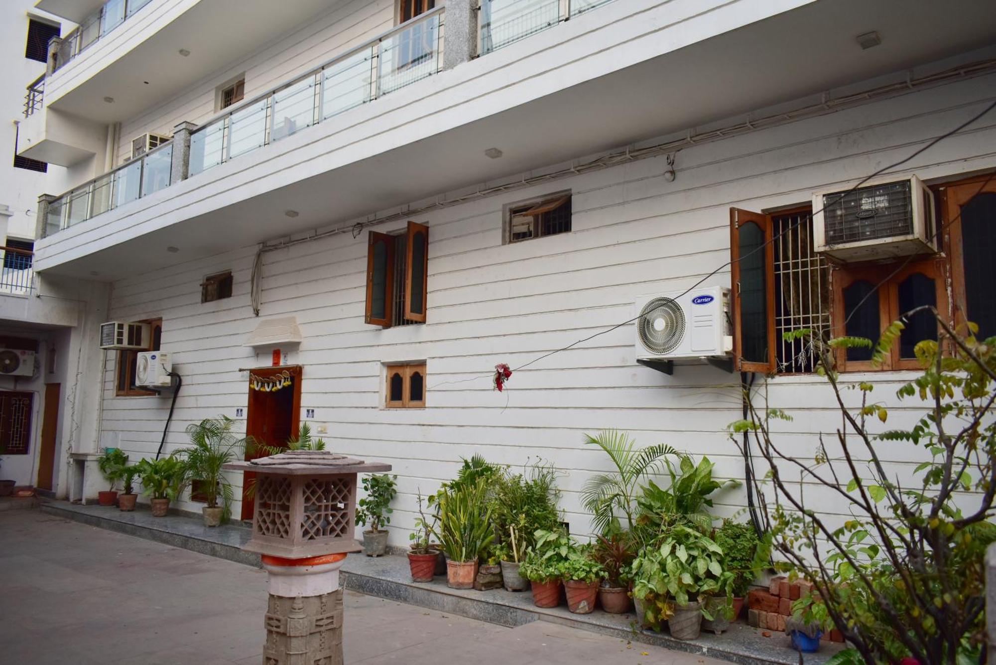 Hotel Kashi - Ratan Near Kashi Vishwanath Temple 3*