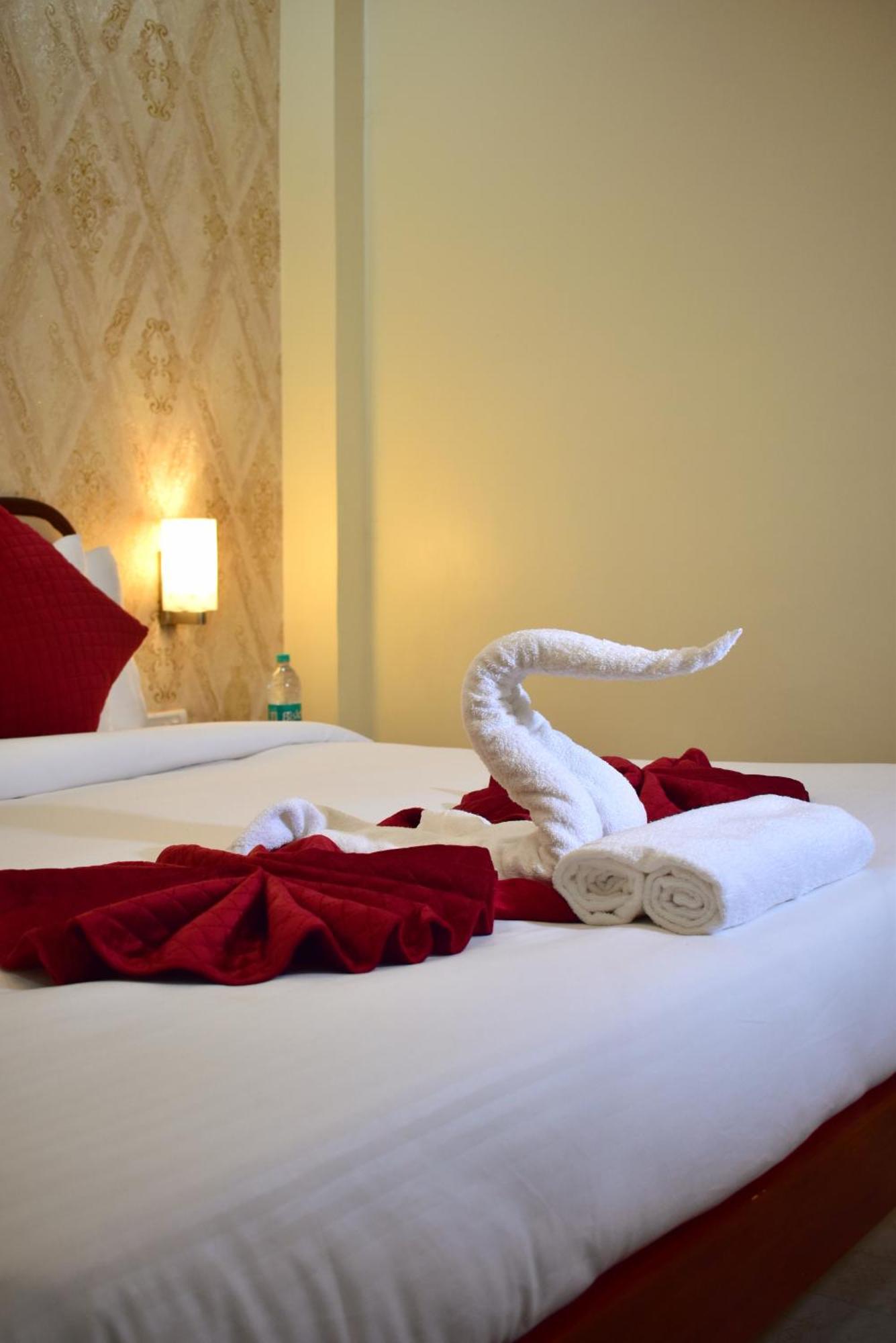 Hotel Kashi - Ratan Near Kashi Vishwanath Temple
