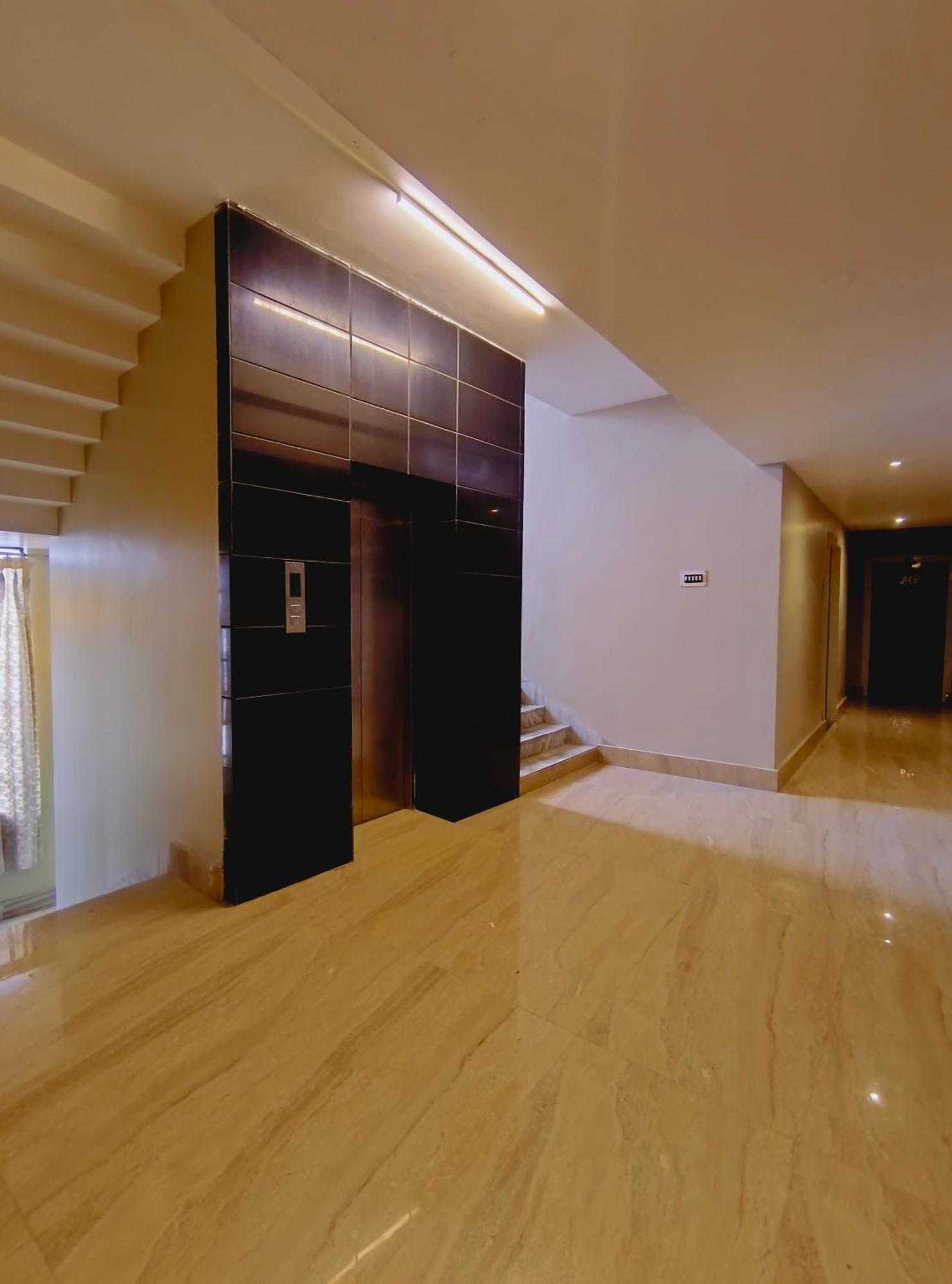 Palace - Near Kashi Vishwanath Temple With Parking Hotel