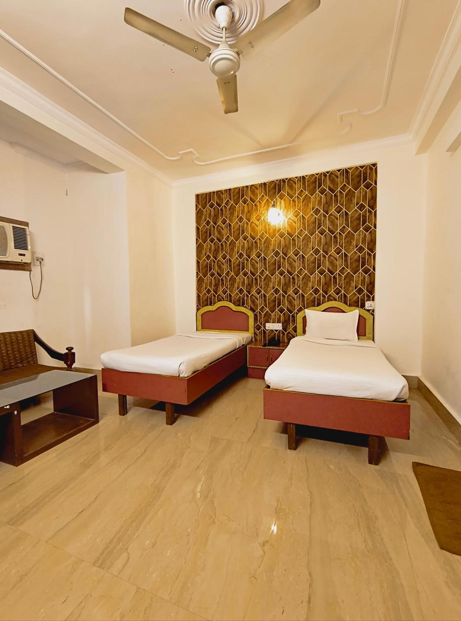 Hotel Palace - Near Kashi Vishwanath Temple With Parking