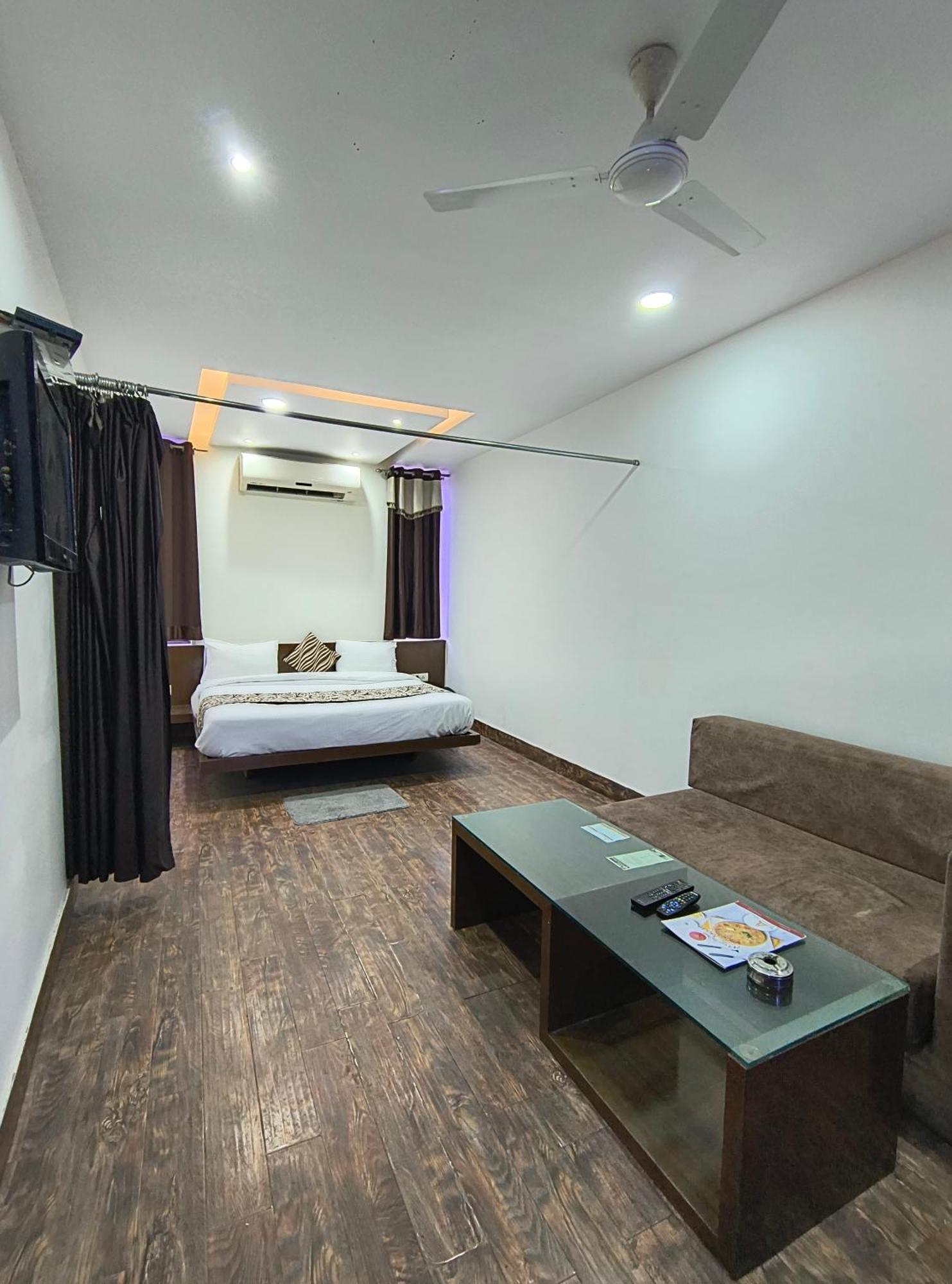 Hotel Palace - Near Kashi Vishwanath Temple With Parking