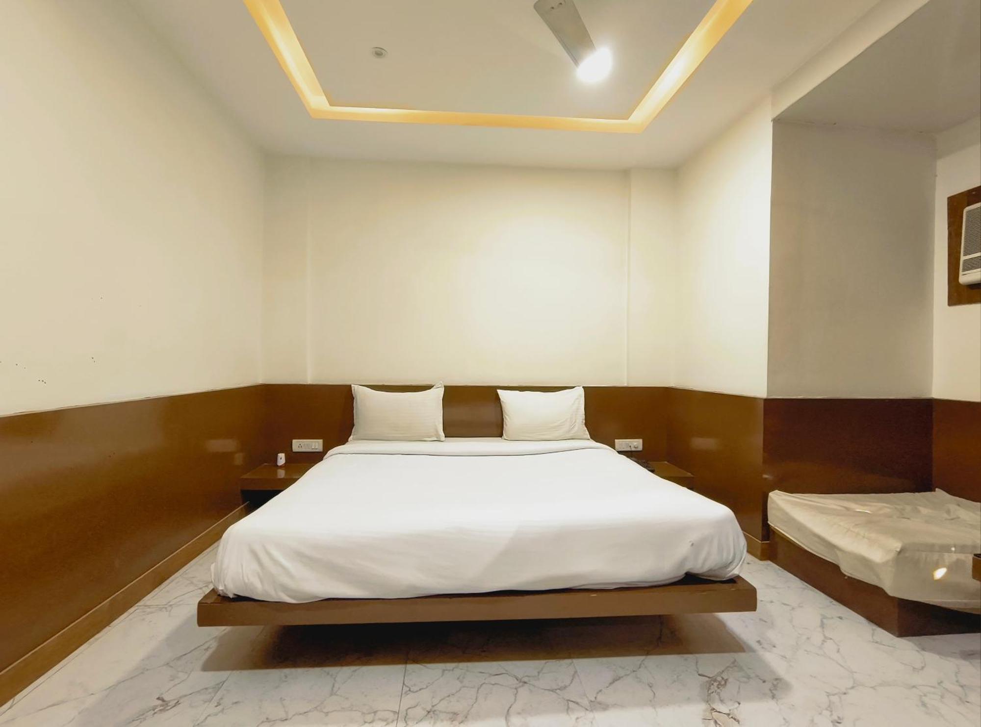 Palace - Near Kashi Vishwanath Temple With Parking Hotel