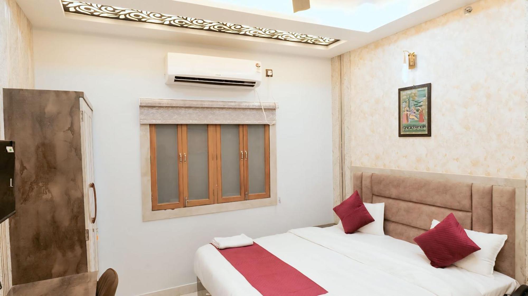 Shivsudhaa Hotel *