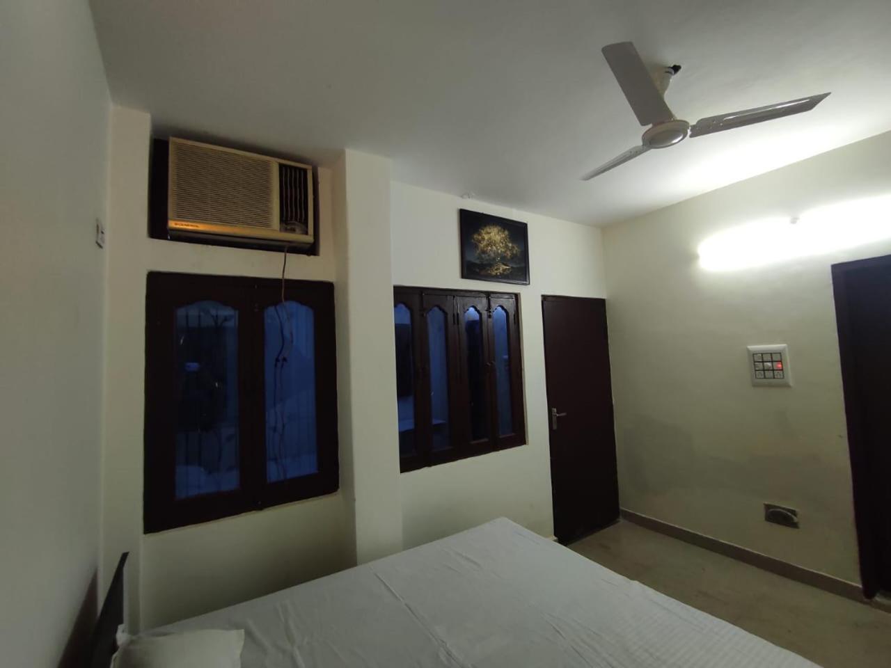 Parv Hotel *