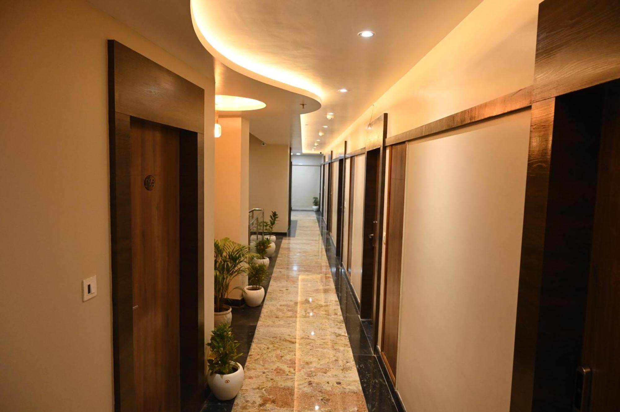 Sainik Grand Hotel 3*