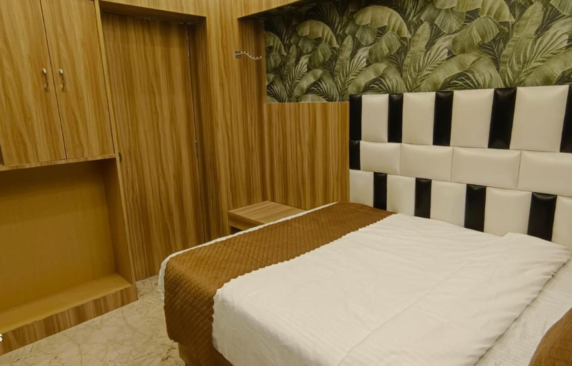Devvanshi Hotel *