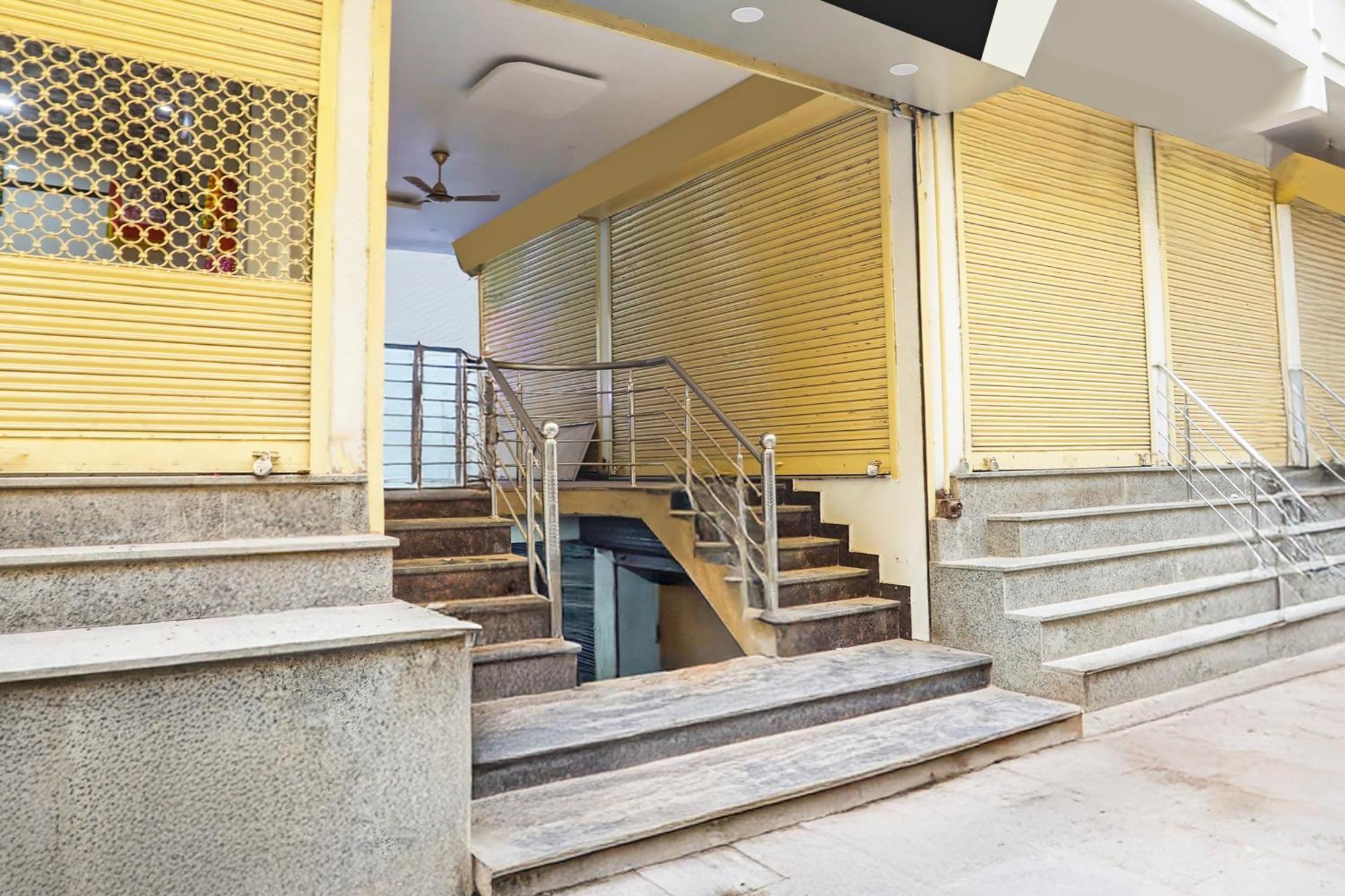Super Townhouse Ghunghrani Street Godowlia Formerly Raghuveer Temple Hotel
