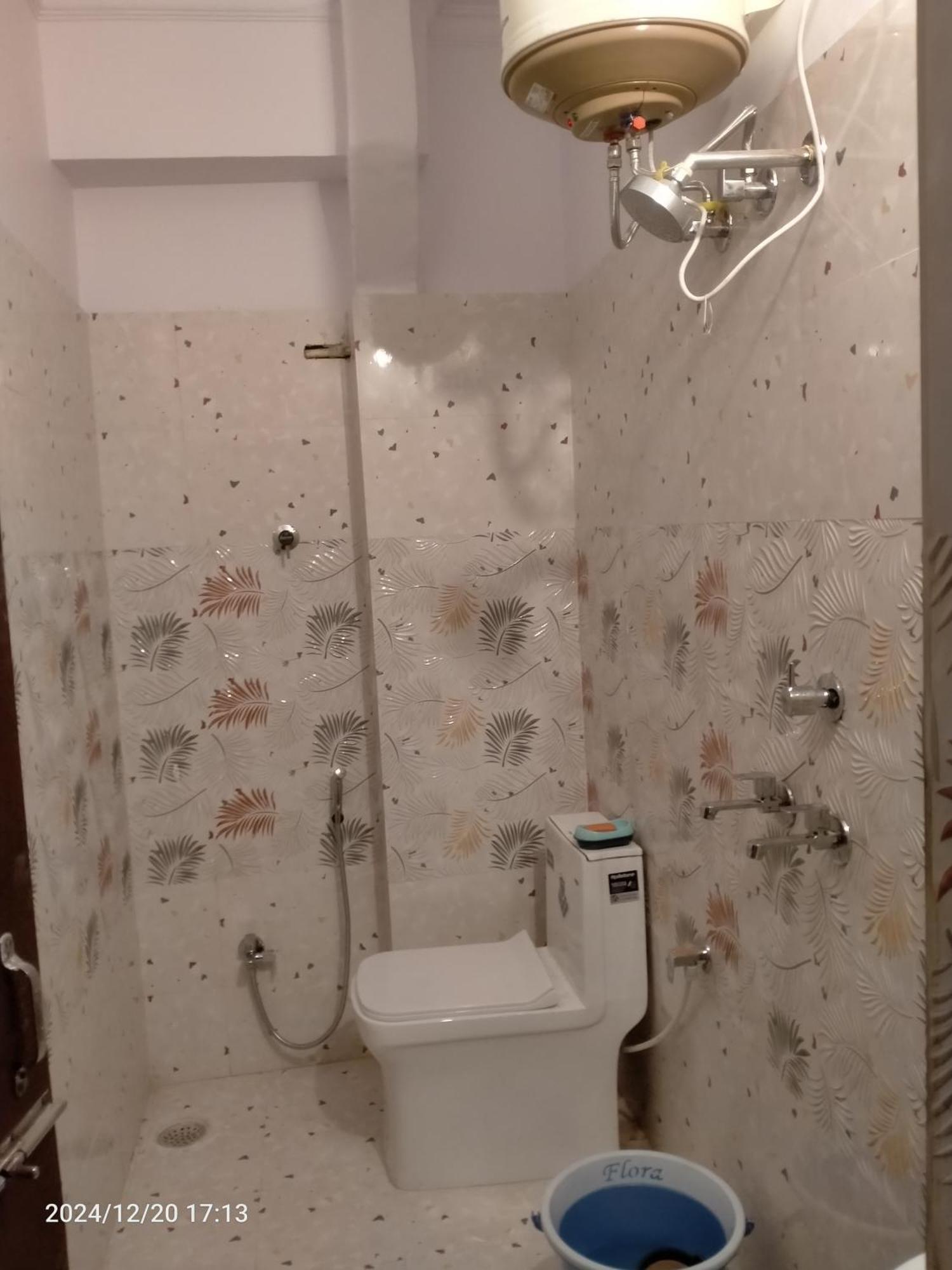 Parv Hotel *