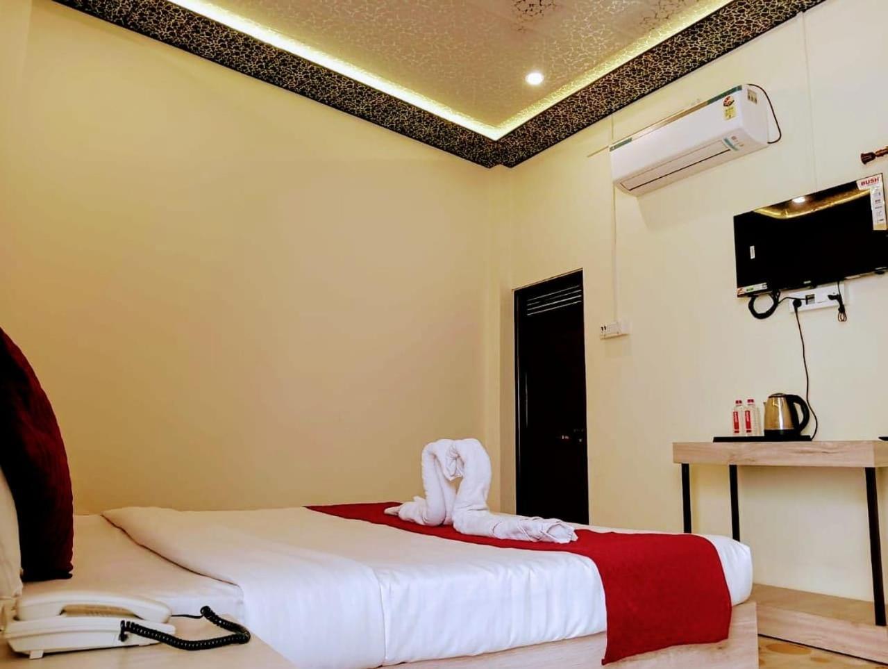 Guest house The Anandvan Palace- 300 Meter From Harishchandra Ghat
