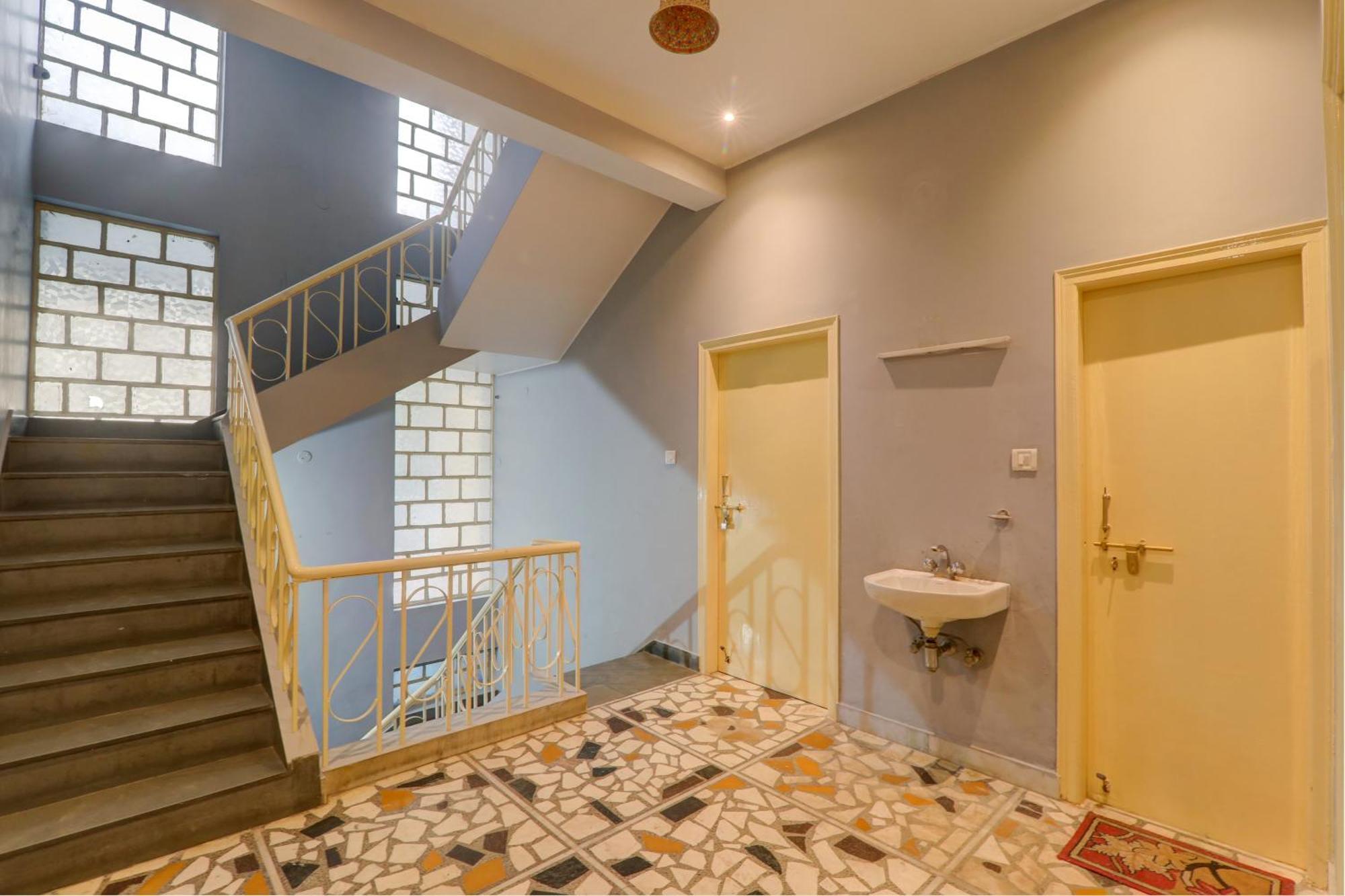 Hotel O Flagship Adbhut Moment Varanasi