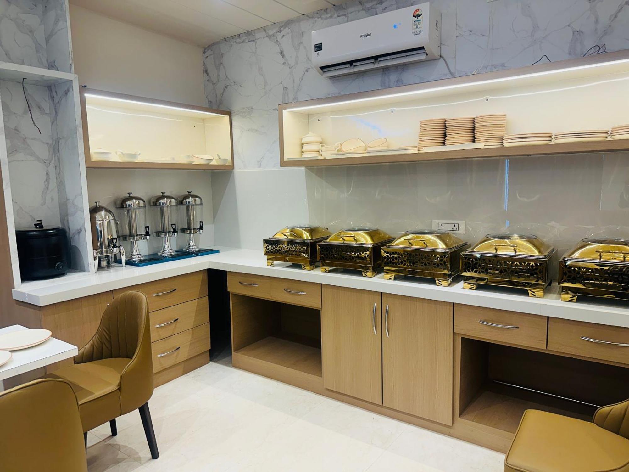 Hotel Deep Palace Varanasi