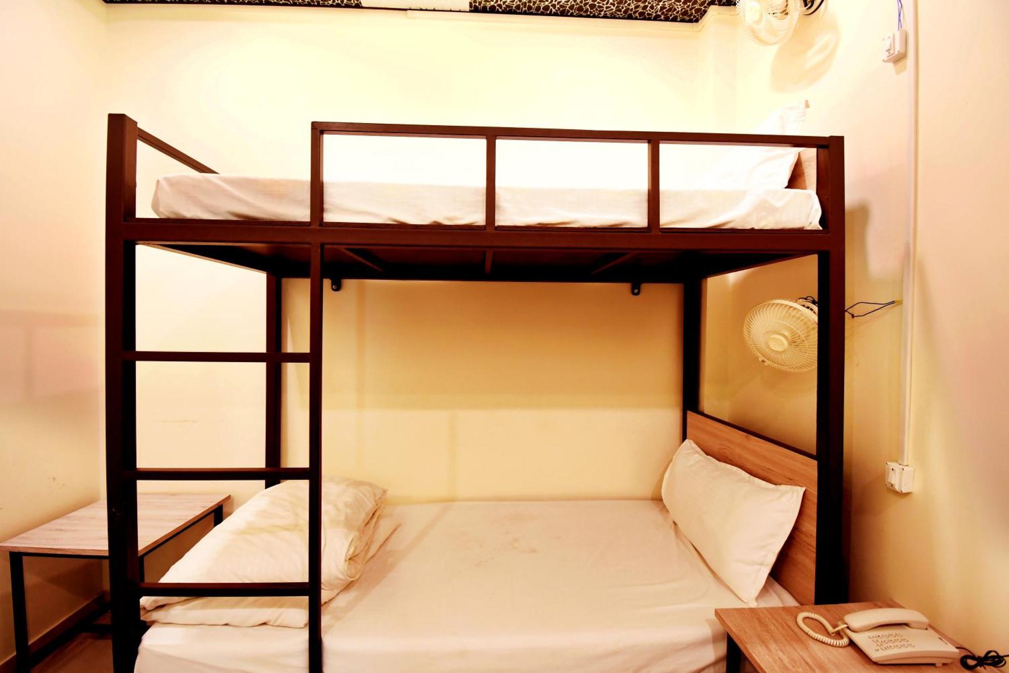 Guest house The Anandvan Palace- 300 Meter From Harishchandra Ghat