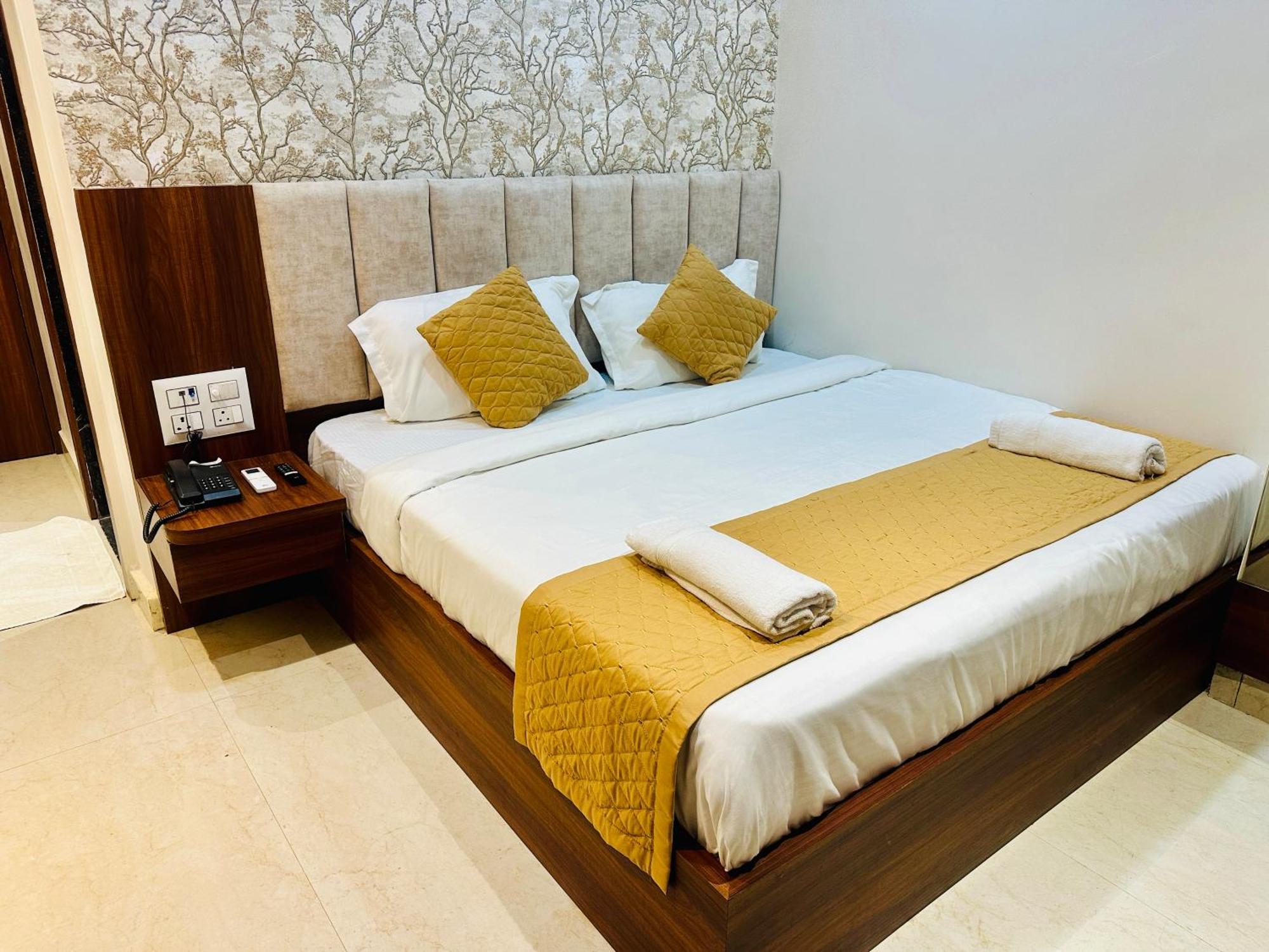 Hotel Deep Palace Varanasi