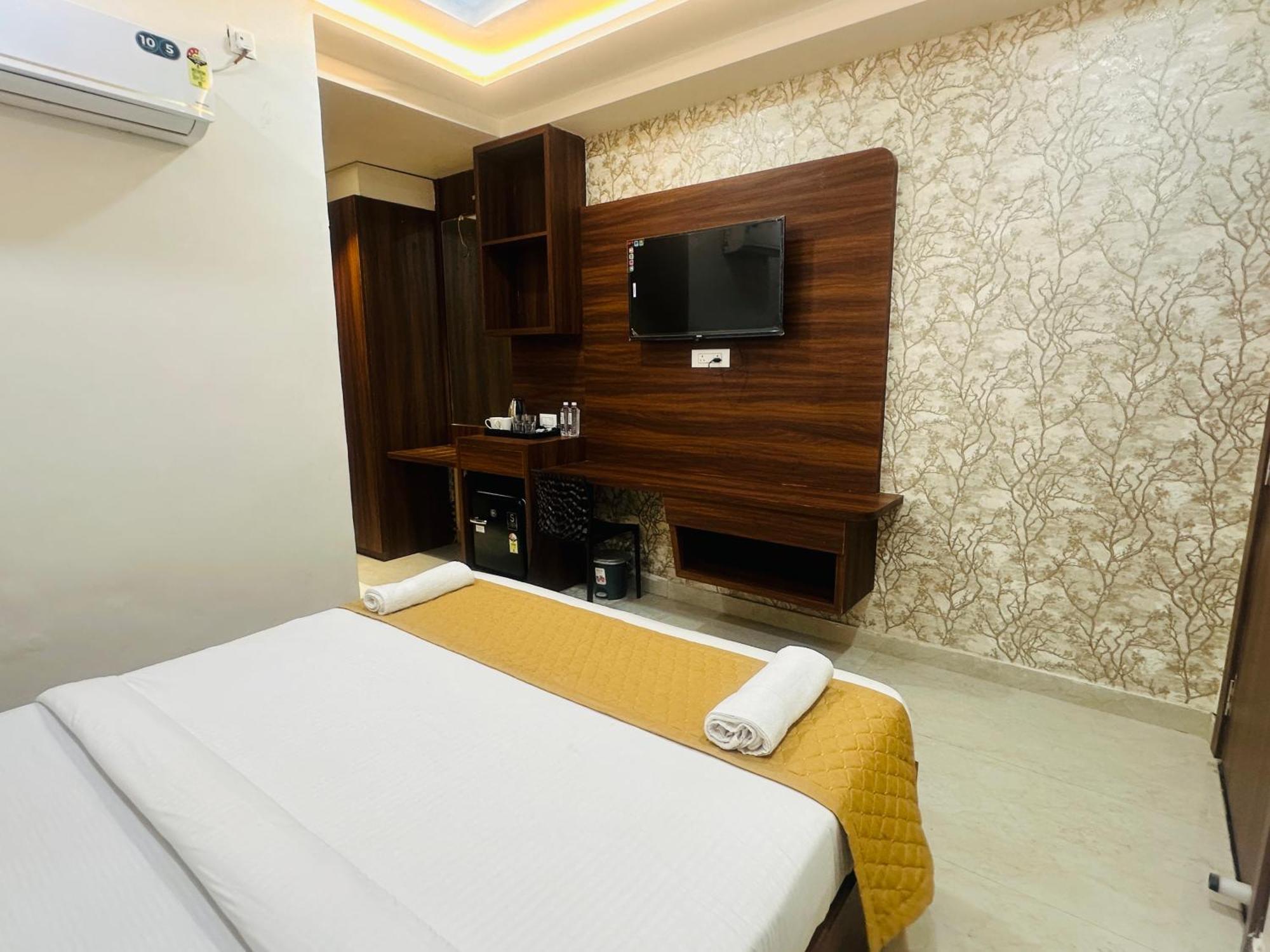 Hotel Deep Palace Varanasi