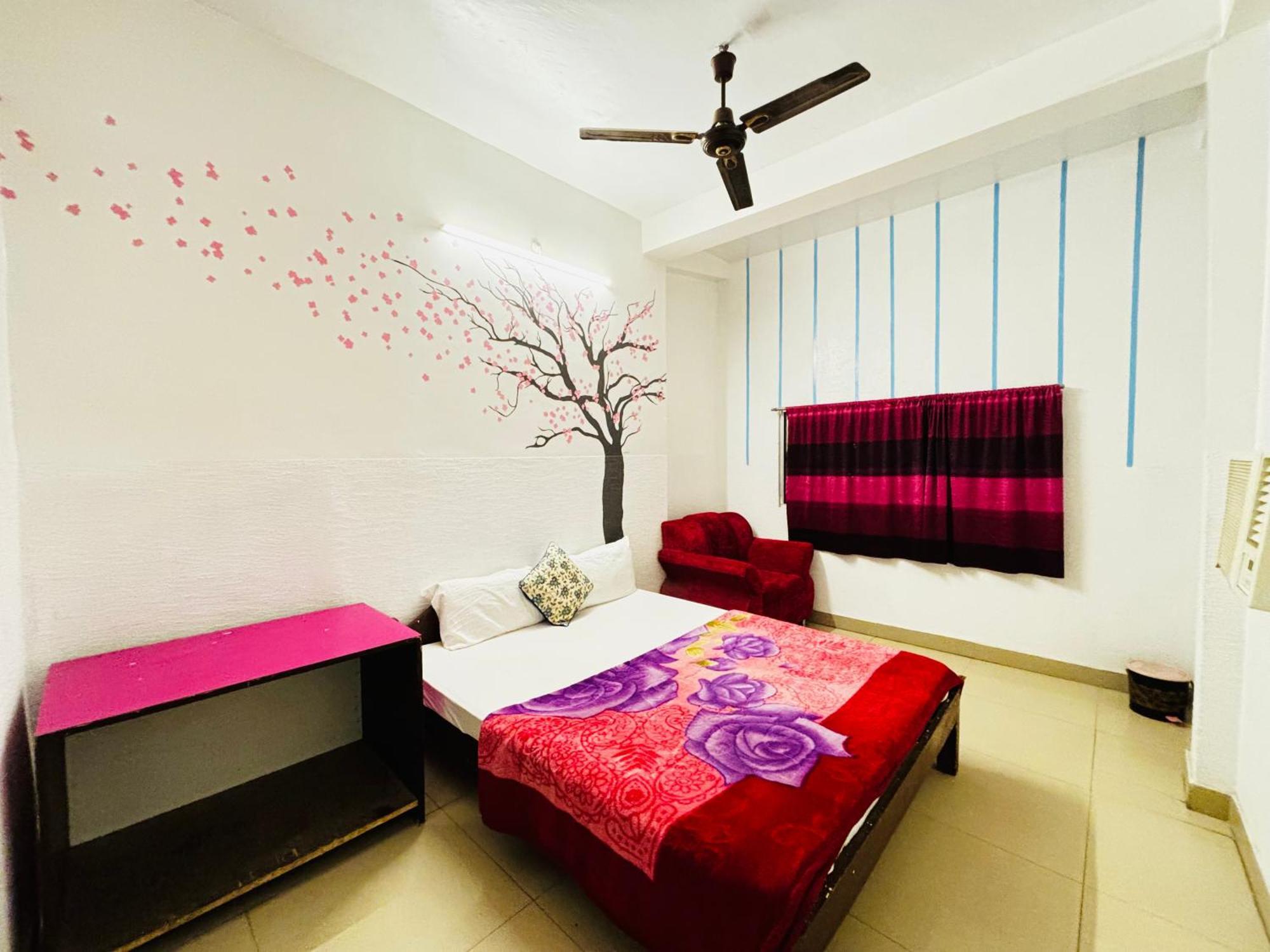 Madsquad Dorms & Varanasi