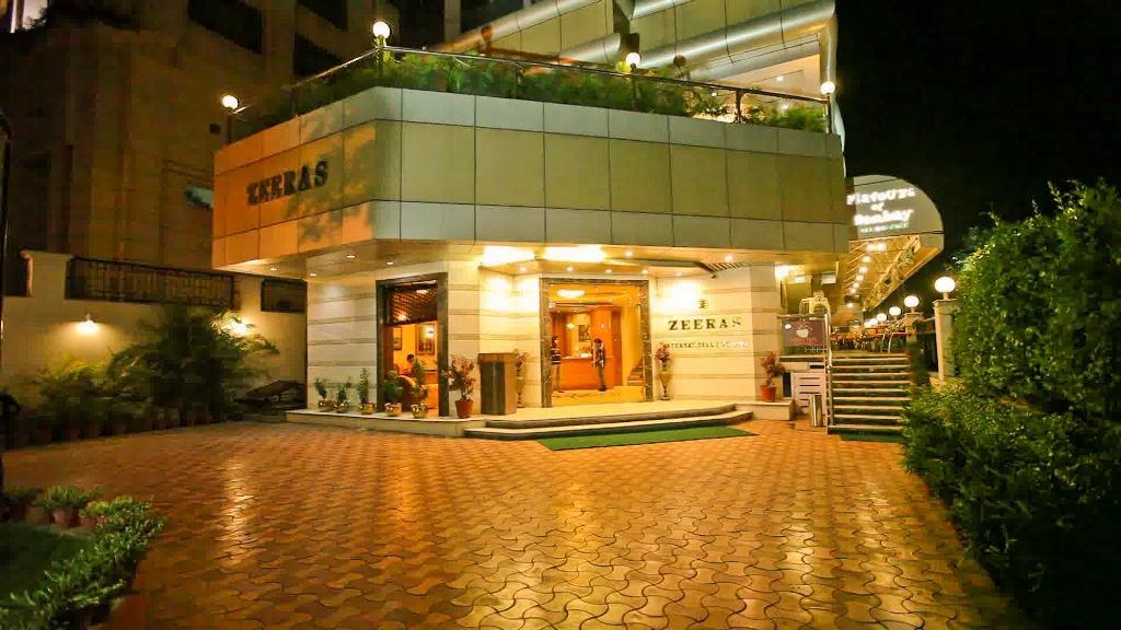 Hotel Zeeras 3*