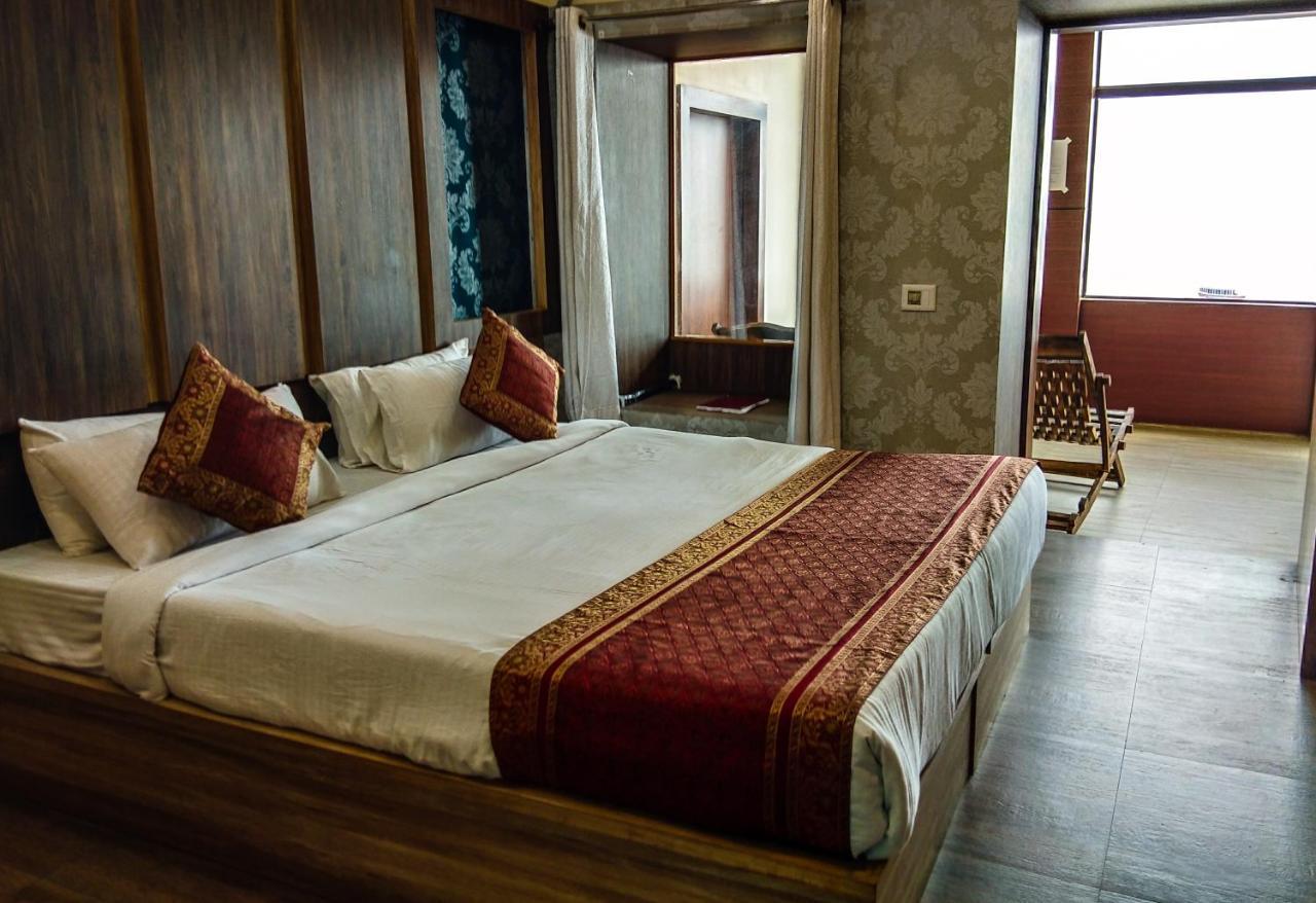 Dwivedi Sri Omkar Palace Inn