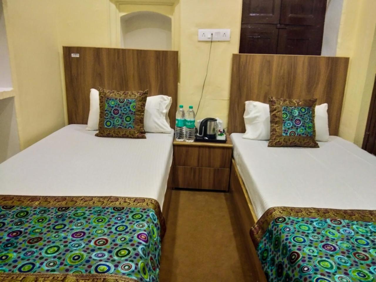 Dwivedi Palace On Steps Hotel
